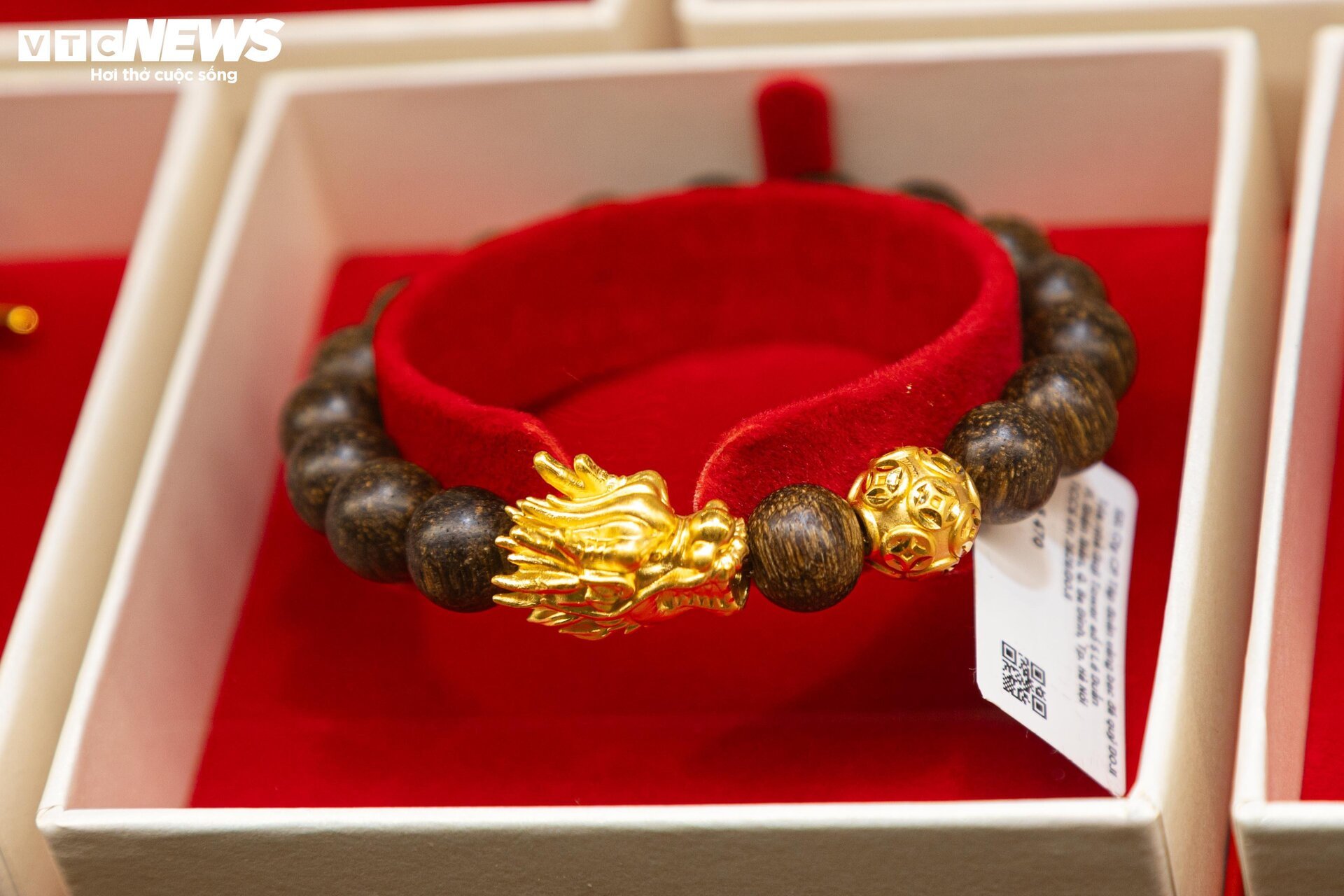 Cận cảnh tượng rồng vàng dát vàng 9999 chào đón ngày vía Thần Tài 2024 - Ảnh 15