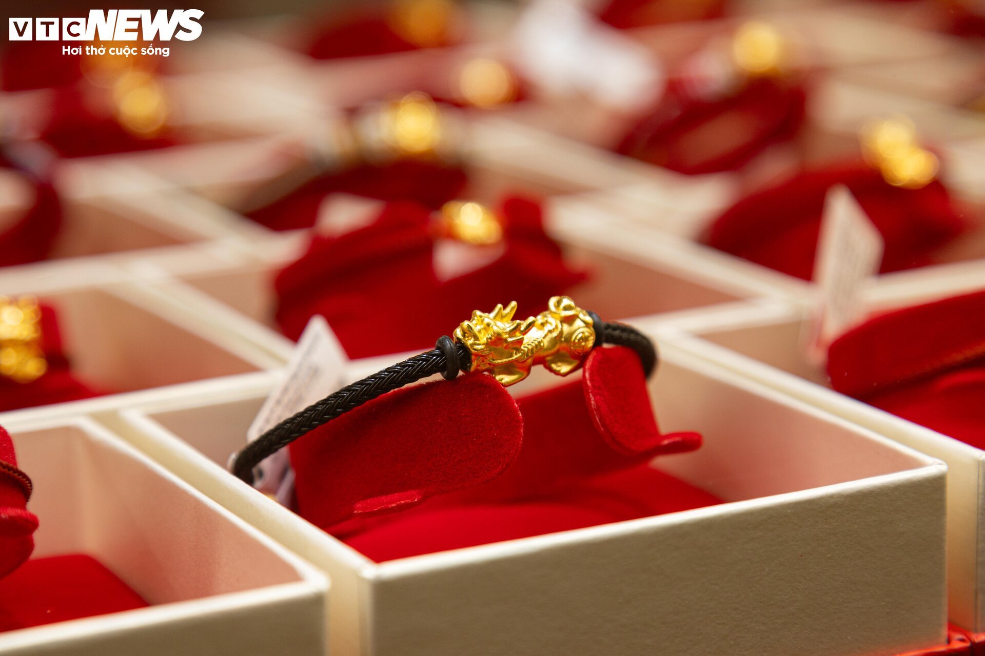 Cận cảnh tượng rồng vàng dát vàng 9999 chào đón ngày vía Thần Tài 2024 - Ảnh 16