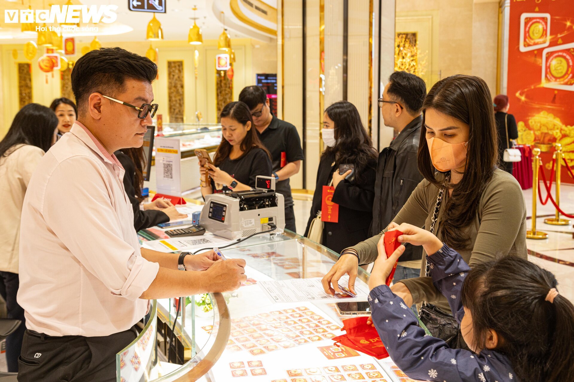 Cận cảnh tượng rồng vàng dát vàng 9999 chào đón ngày vía Thần Tài 2024 - Ảnh 20