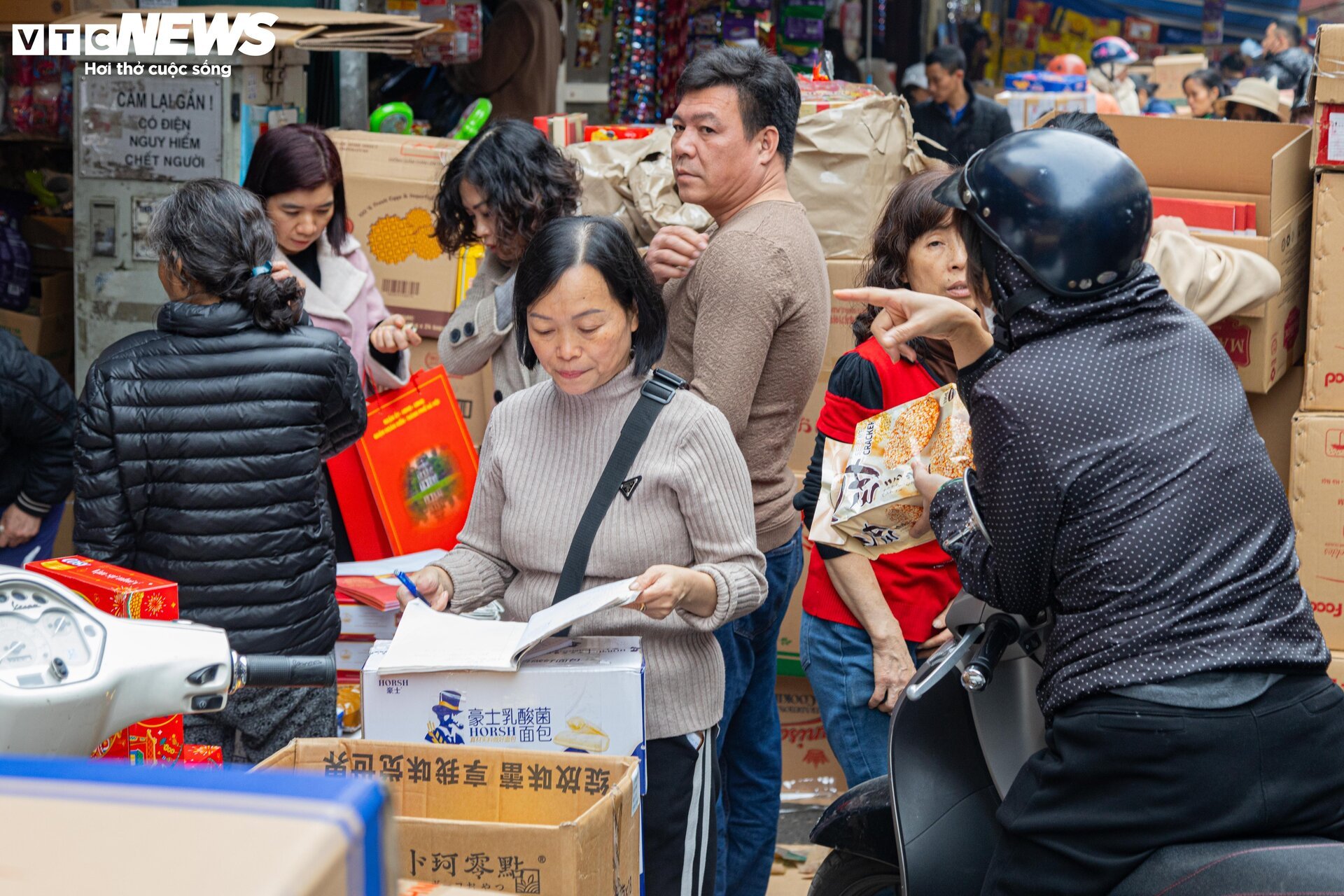Người dân đổ xô sắm Tết, 'thủ phủ' bánh kẹo ở Hà Nội 'thất thủ' - Ảnh 8