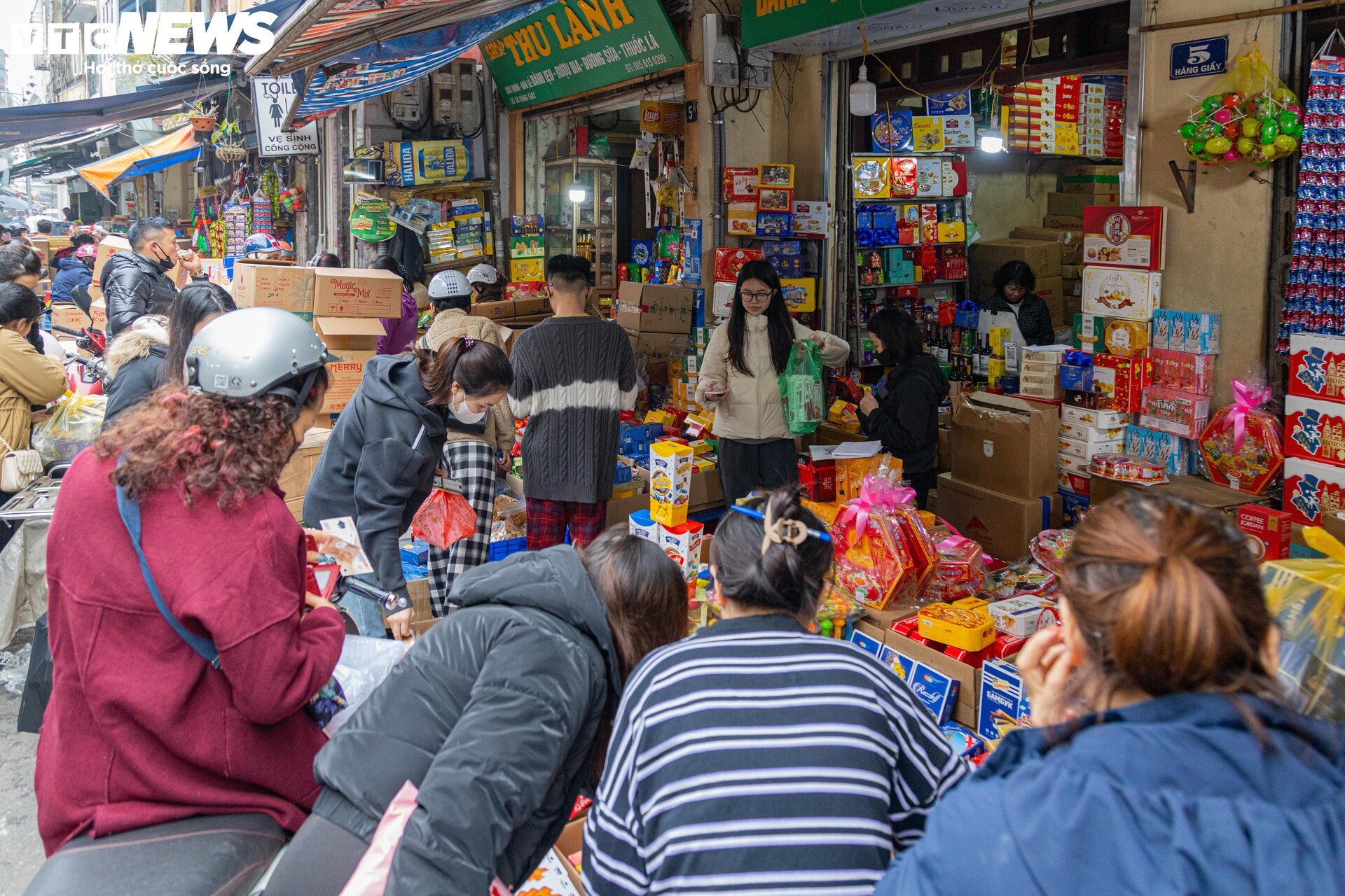 Người dân đổ xô sắm Tết, 'thủ phủ' bánh kẹo ở Hà Nội 'thất thủ' - Ảnh 12