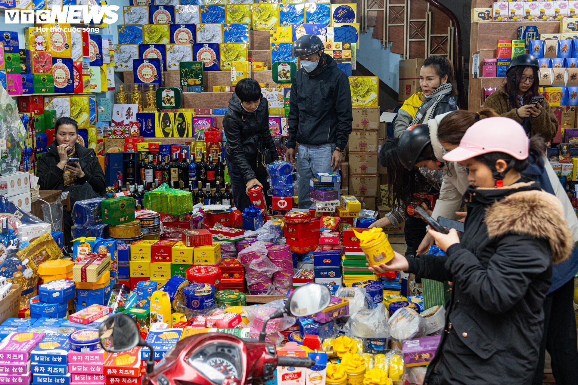 Người dân đổ xô sắm Tết, 'thủ phủ' bánh kẹo ở Hà Nội 'thất thủ' - Ảnh 3