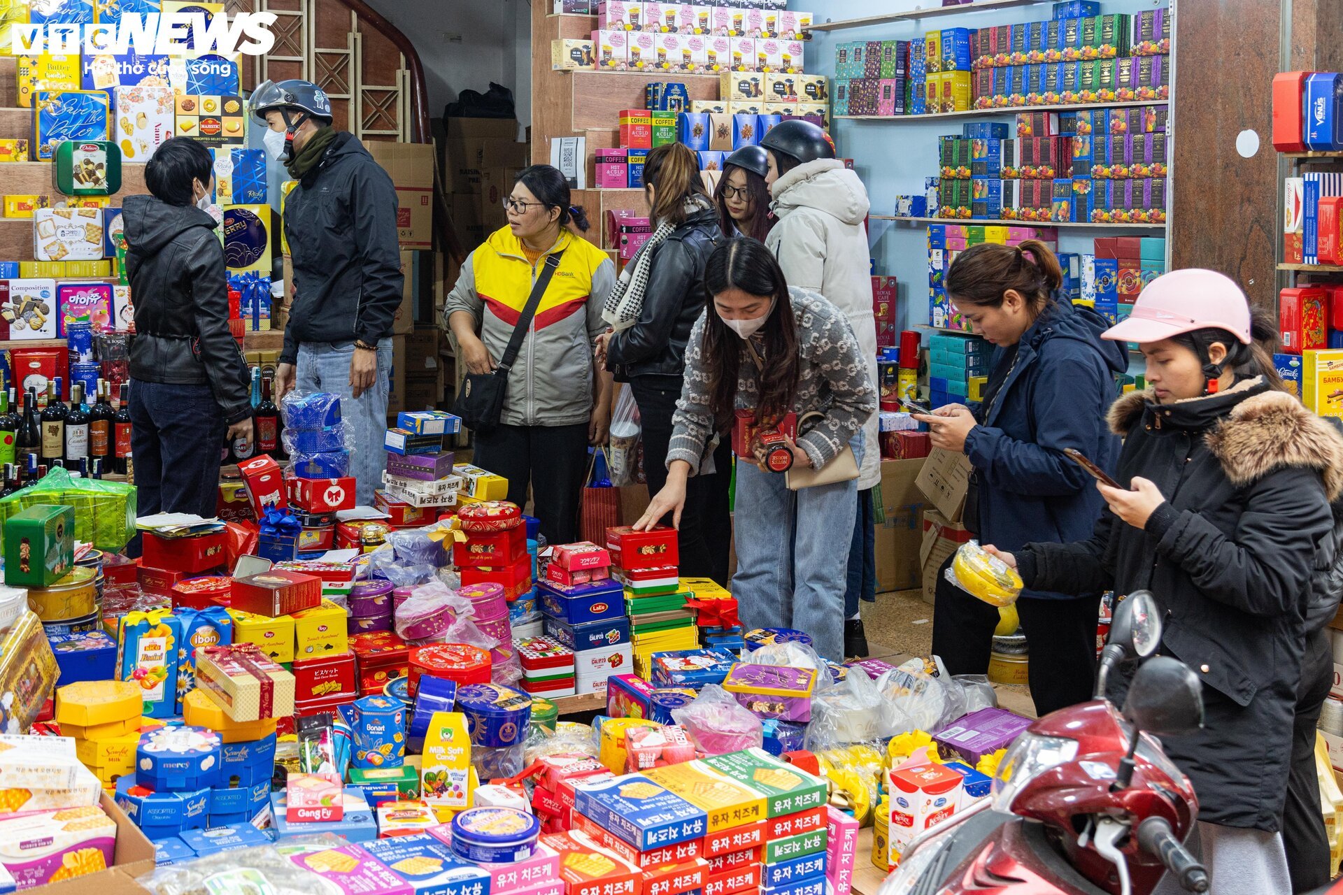 Người dân đổ xô sắm Tết, 'thủ phủ' bánh kẹo ở Hà Nội 'thất thủ' - Ảnh 13
