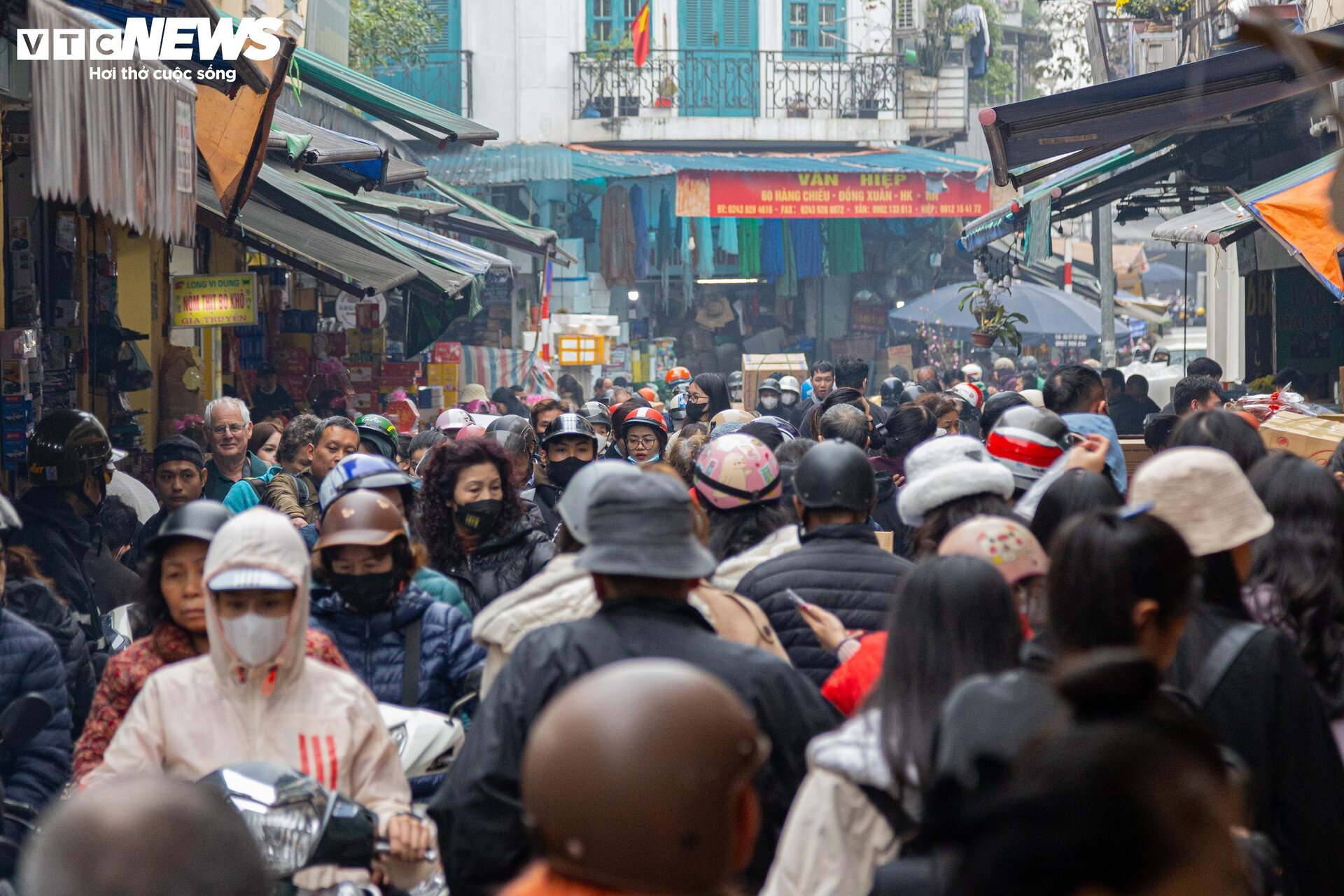 Người dân đổ xô sắm Tết, 'thủ phủ' bánh kẹo ở Hà Nội 'thất thủ' - Ảnh 19