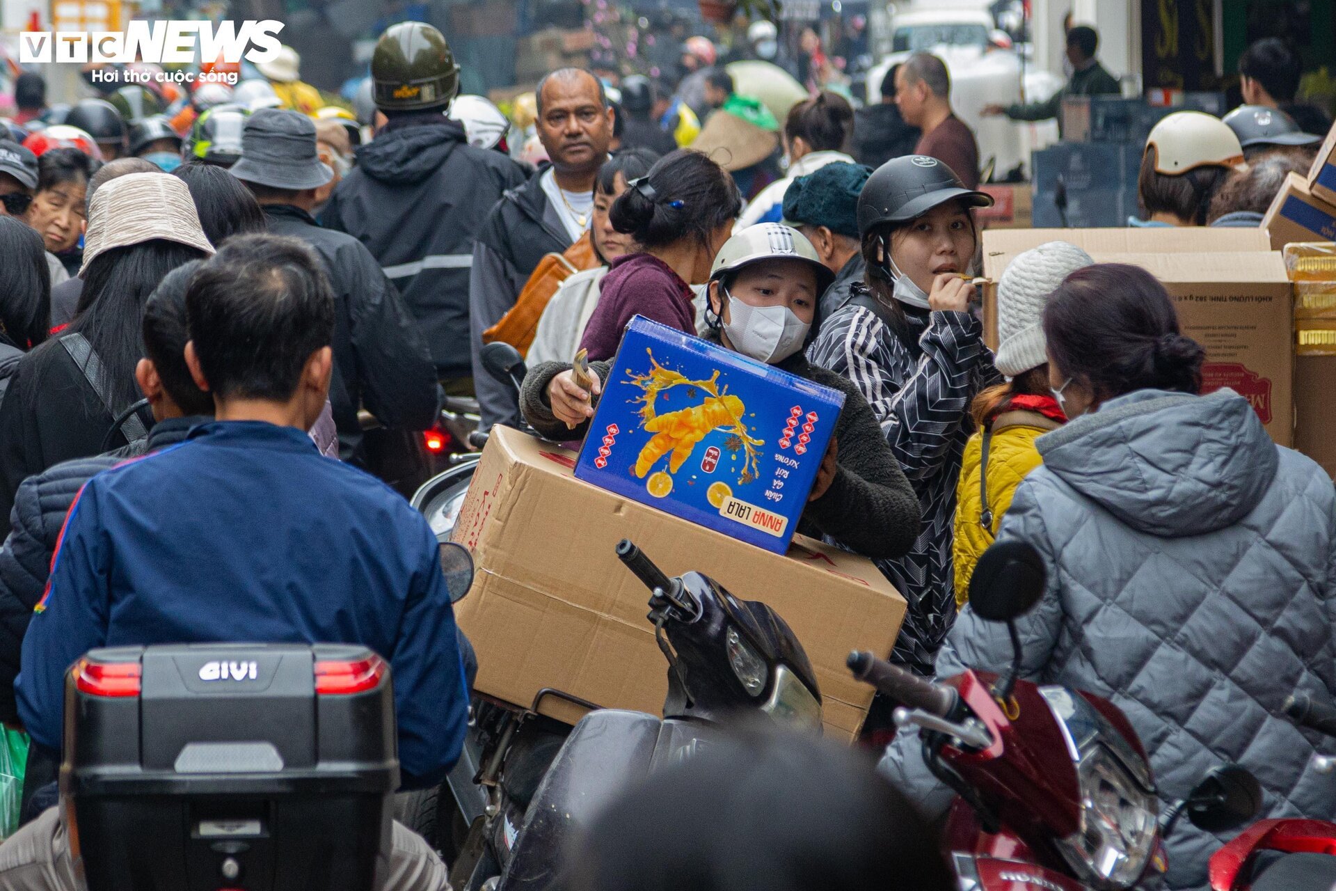 Người dân đổ xô sắm Tết, 'thủ phủ' bánh kẹo ở Hà Nội 'thất thủ' - Ảnh 15