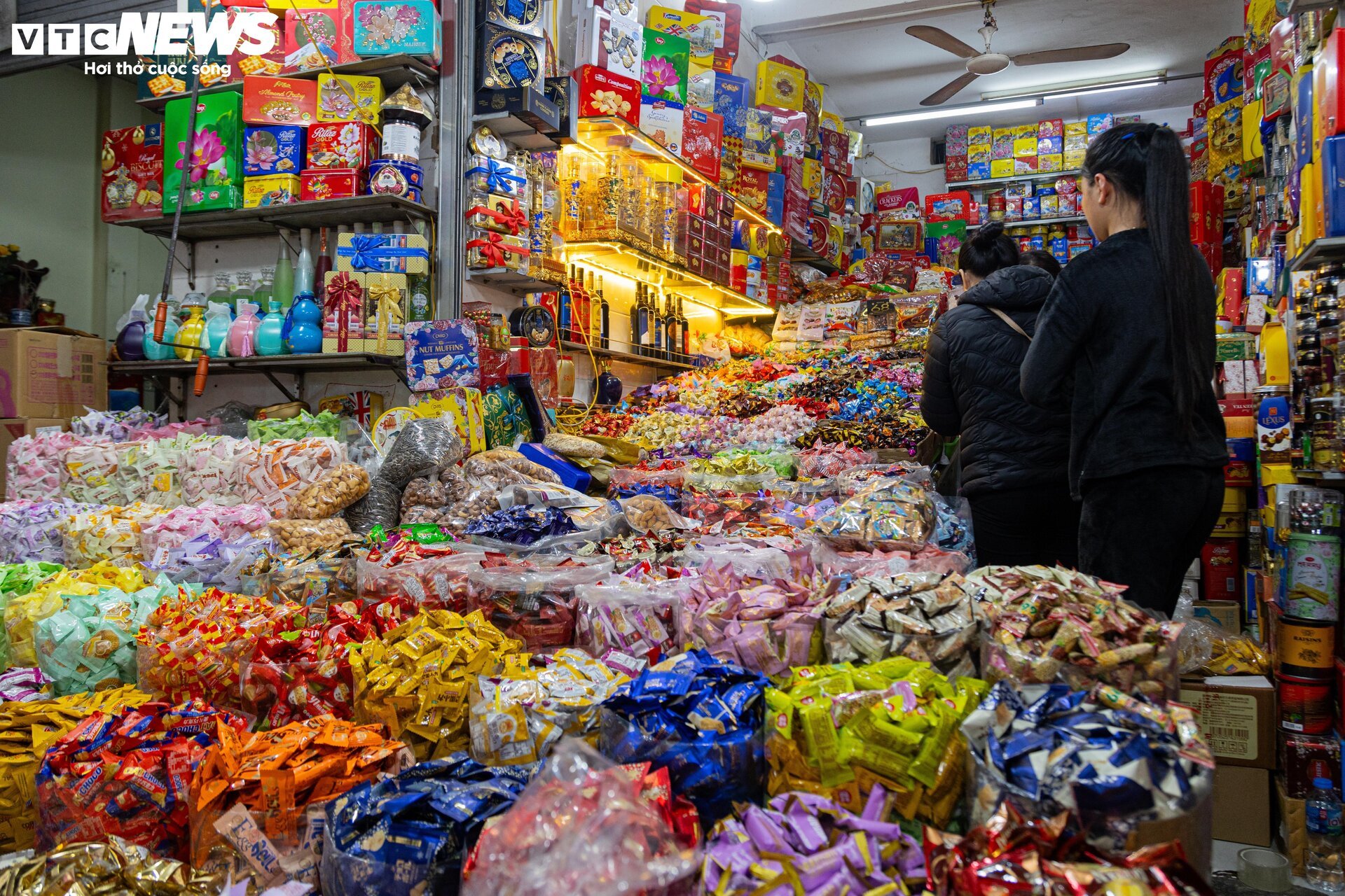 Người dân đổ xô sắm Tết, 'thủ phủ' bánh kẹo ở Hà Nội 'thất thủ' - Ảnh 6