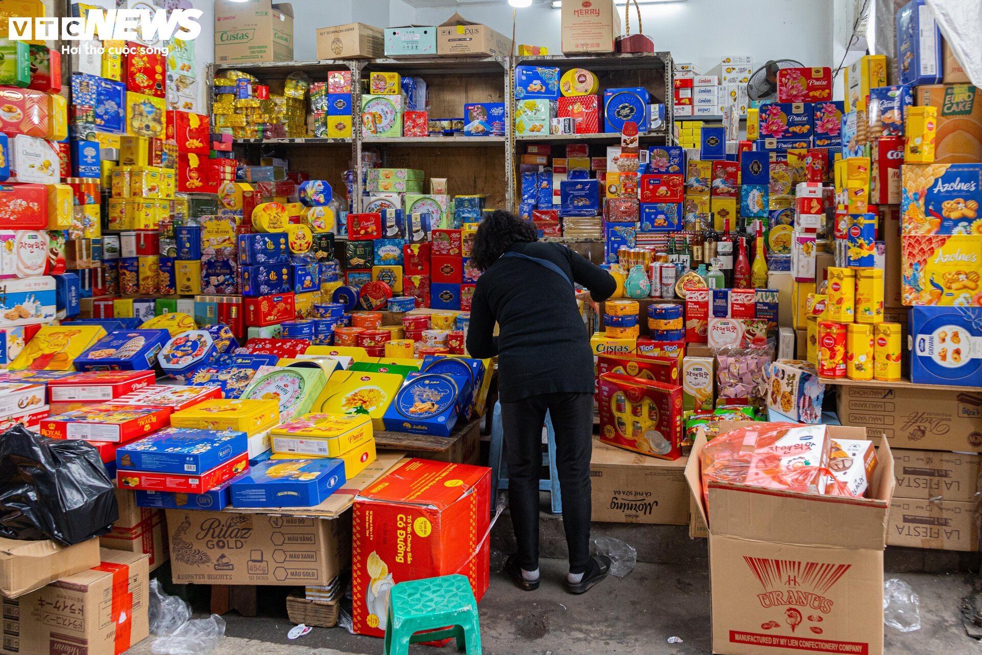 Người dân đổ xô sắm Tết, 'thủ phủ' bánh kẹo ở Hà Nội 'thất thủ' - Ảnh 5