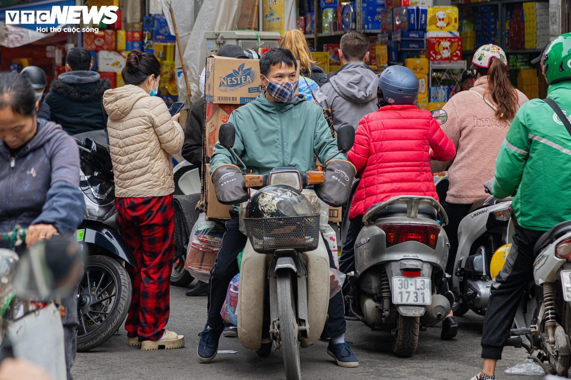 Người dân đổ xô sắm Tết, 'thủ phủ' bánh kẹo ở Hà Nội 'thất thủ' - Ảnh 16