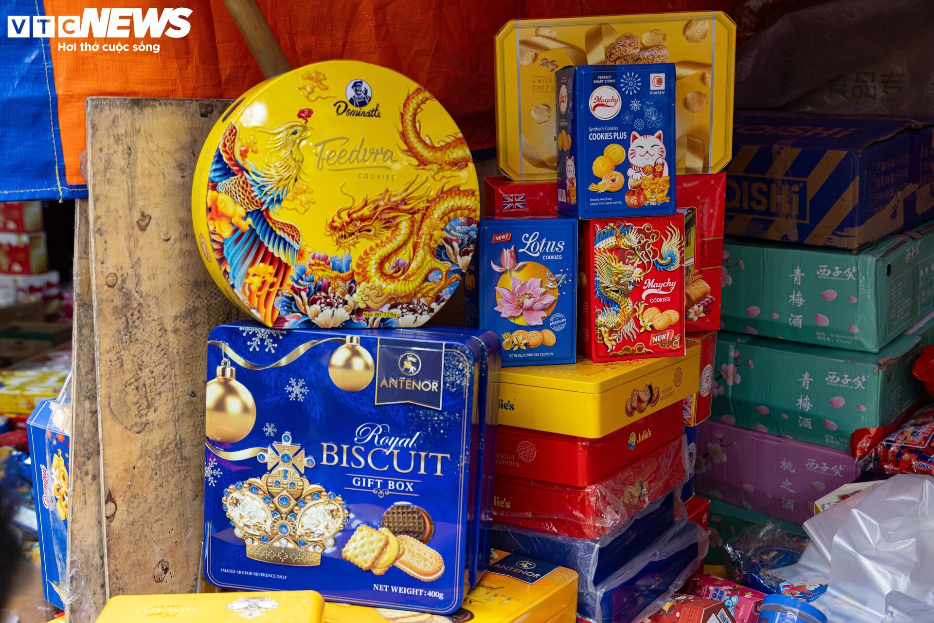 Người dân đổ xô sắm Tết, 'thủ phủ' bánh kẹo ở Hà Nội 'thất thủ' - Ảnh 10