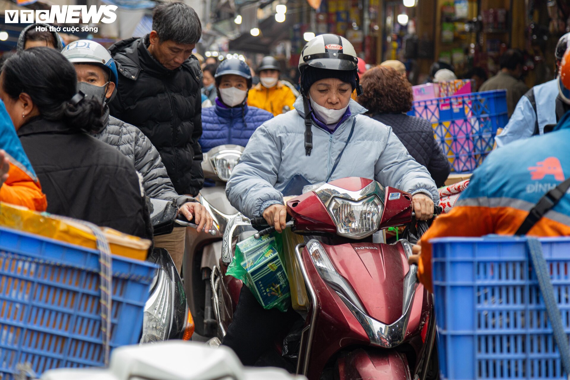 Người dân đổ xô sắm Tết, 'thủ phủ' bánh kẹo ở Hà Nội 'thất thủ' - Ảnh 17