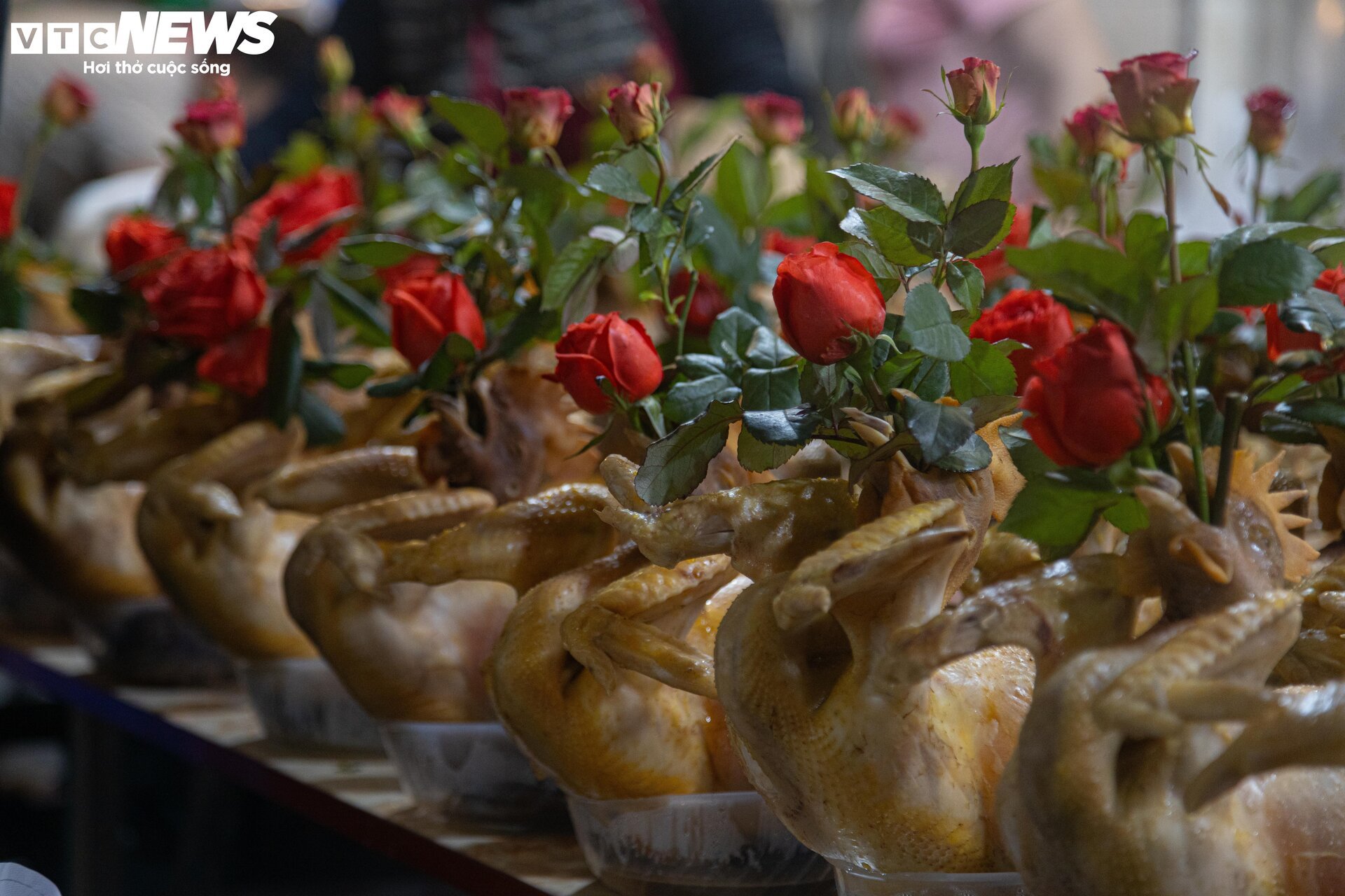 Trời Hà Nội mịt mù sương, chợ vẫn đông người sắm lễ ông Công ông Táo từ sáng sớm - Ảnh 5