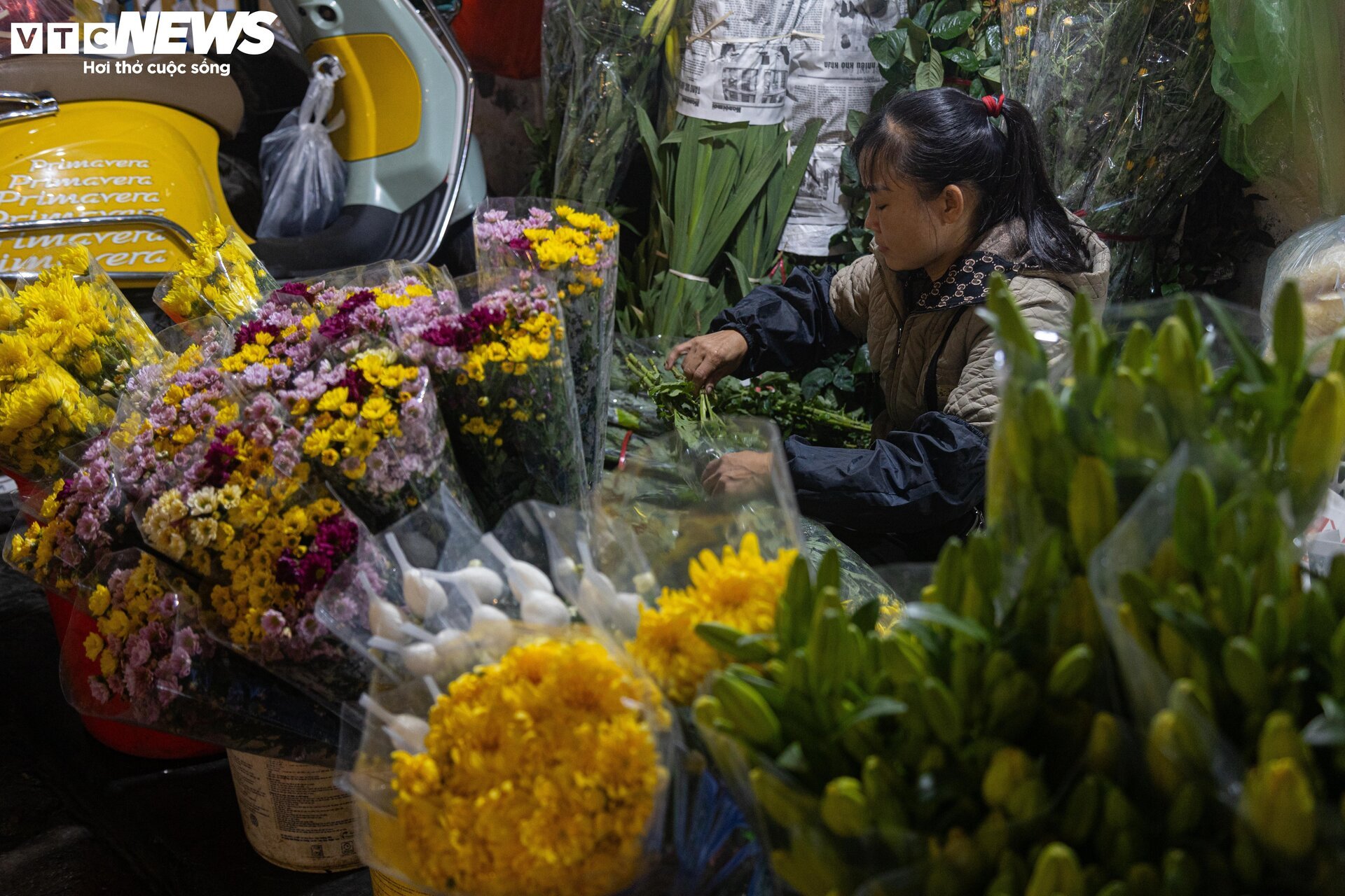 Trời Hà Nội mịt mù sương, chợ vẫn đông người sắm lễ ông Công ông Táo từ sáng sớm - Ảnh 10