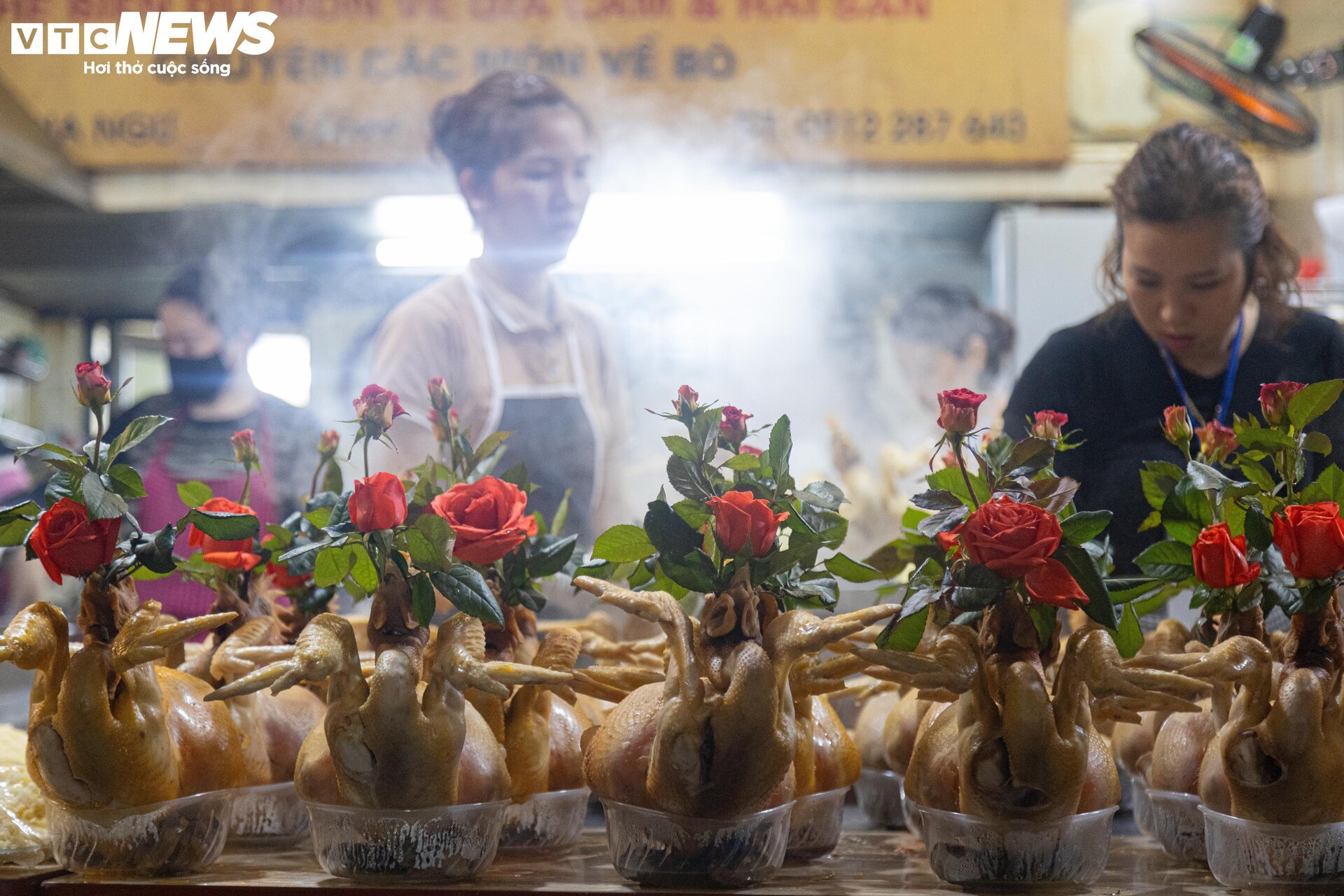 Trời Hà Nội mịt mù sương, chợ vẫn đông người sắm lễ ông Công ông Táo từ sáng sớm - Ảnh 6