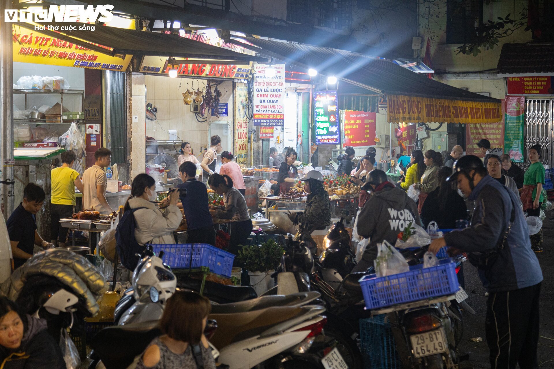 Trời Hà Nội mịt mù sương, chợ vẫn đông người sắm lễ ông Công ông Táo từ sáng sớm - Ảnh 2