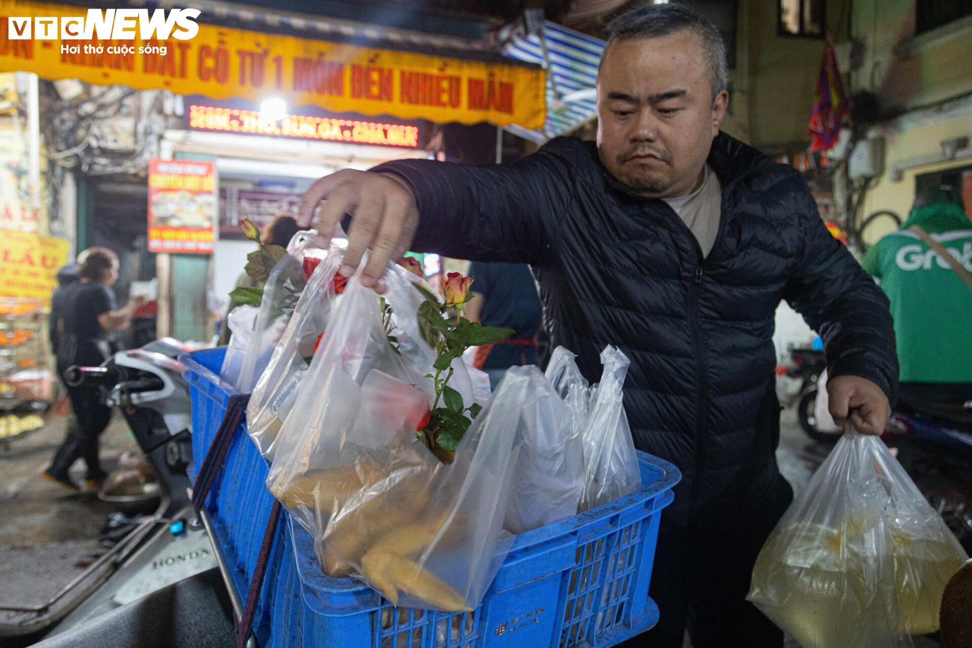 Trời Hà Nội mịt mù sương, chợ vẫn đông người sắm lễ ông Công ông Táo từ sáng sớm - Ảnh 8