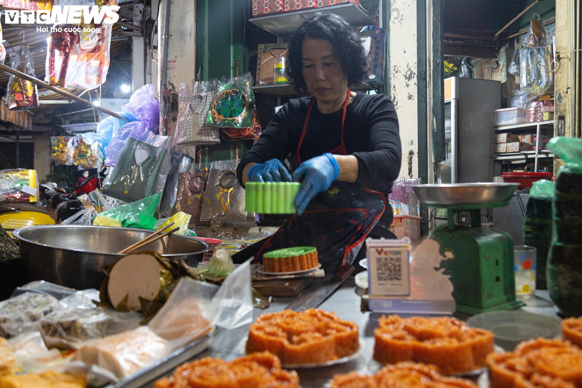 Trời Hà Nội mịt mù sương, chợ vẫn đông người sắm lễ ông Công ông Táo từ sáng sớm - Ảnh 9