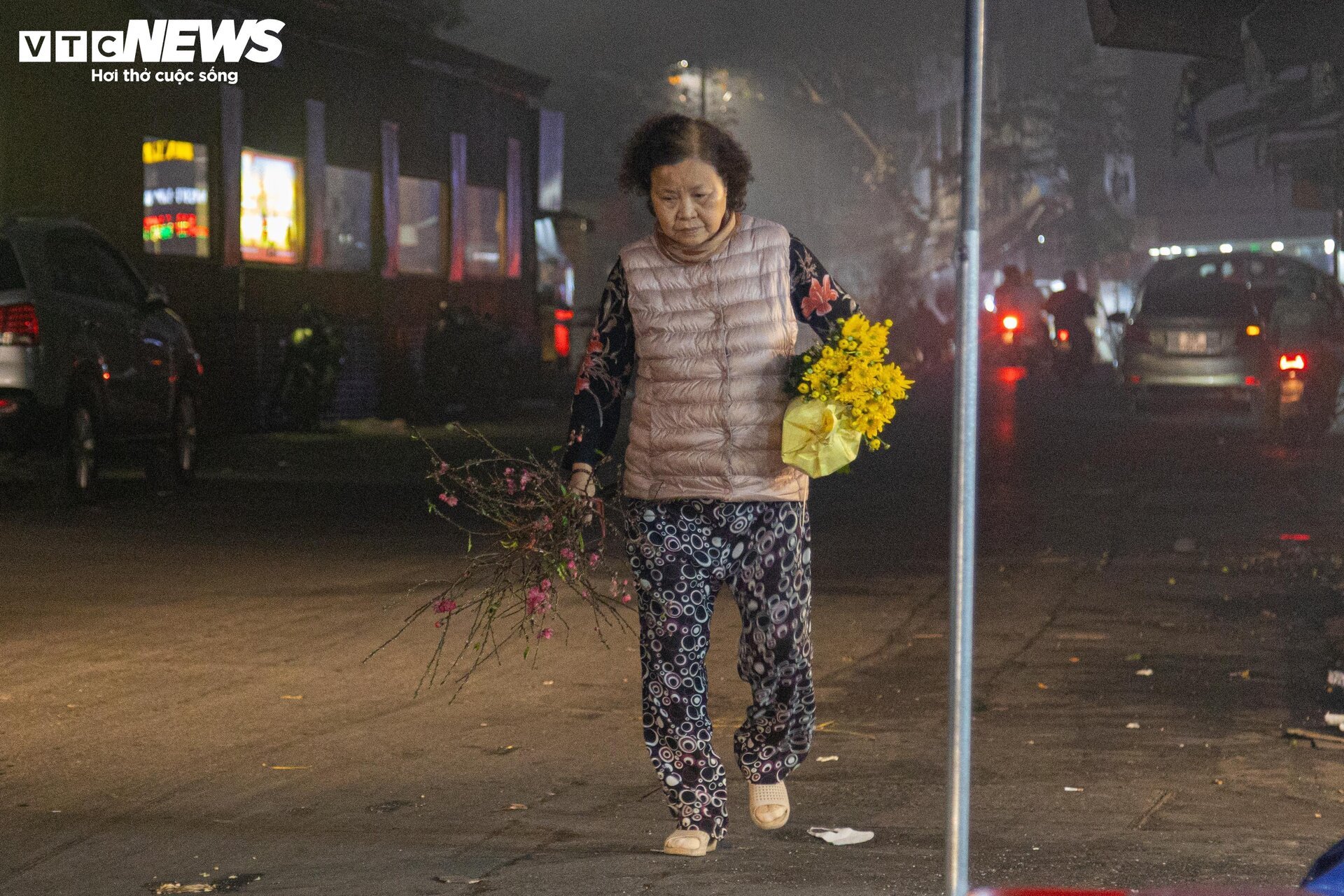 Trời Hà Nội mịt mù sương, chợ vẫn đông người sắm lễ ông Công ông Táo từ sáng sớm - Ảnh 19