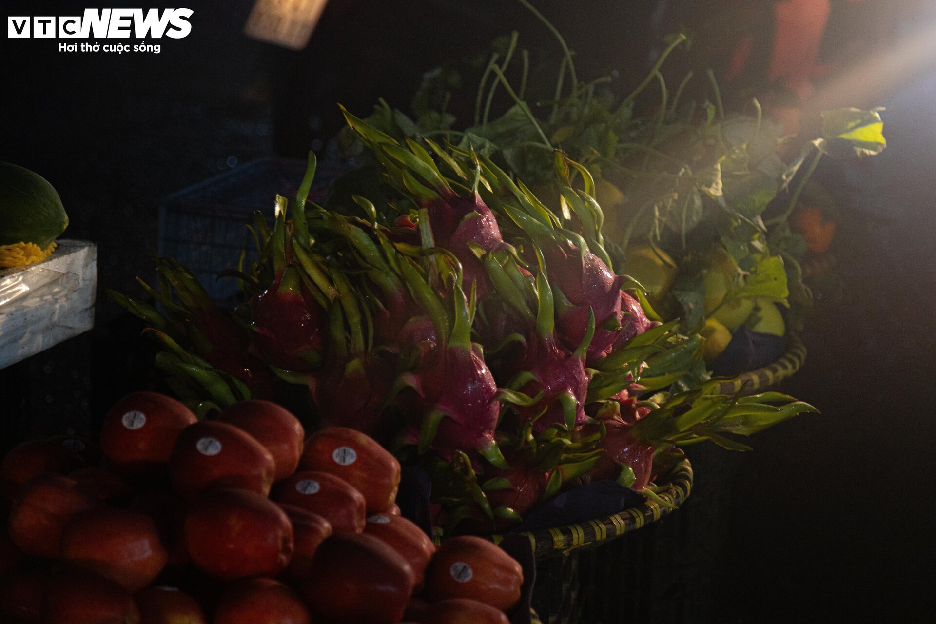 Trời Hà Nội mịt mù sương, chợ vẫn đông người sắm lễ ông Công ông Táo từ sáng sớm - Ảnh 15