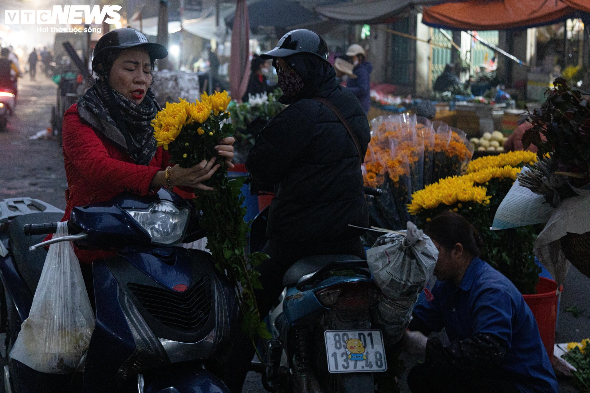 Trời Hà Nội mịt mù sương, chợ vẫn đông người sắm lễ ông Công ông Táo từ sáng sớm - Ảnh 11