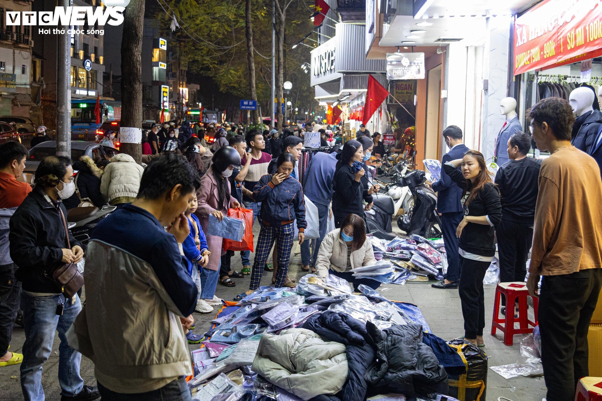 Thời trang ào ạt xả hàng nghỉ Tết, khách chen chân mua, nhiều cửa hàng 'vỡ trận' - Ảnh 5