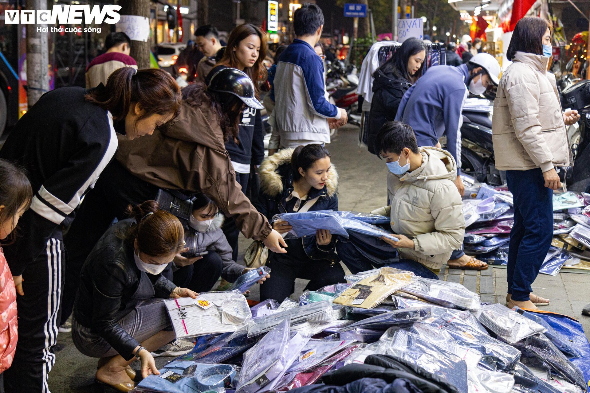 Thời trang ào ạt xả hàng nghỉ Tết, khách chen chân mua, nhiều cửa hàng 'vỡ trận' - Ảnh 7