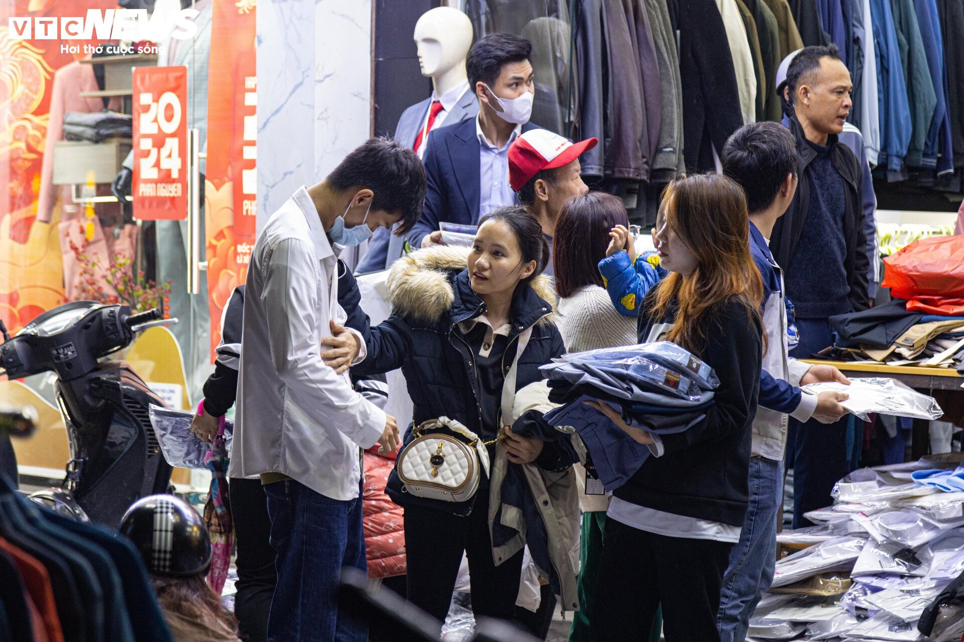 Thời trang ào ạt xả hàng nghỉ Tết, khách chen chân mua, nhiều cửa hàng 'vỡ trận' - Ảnh 8