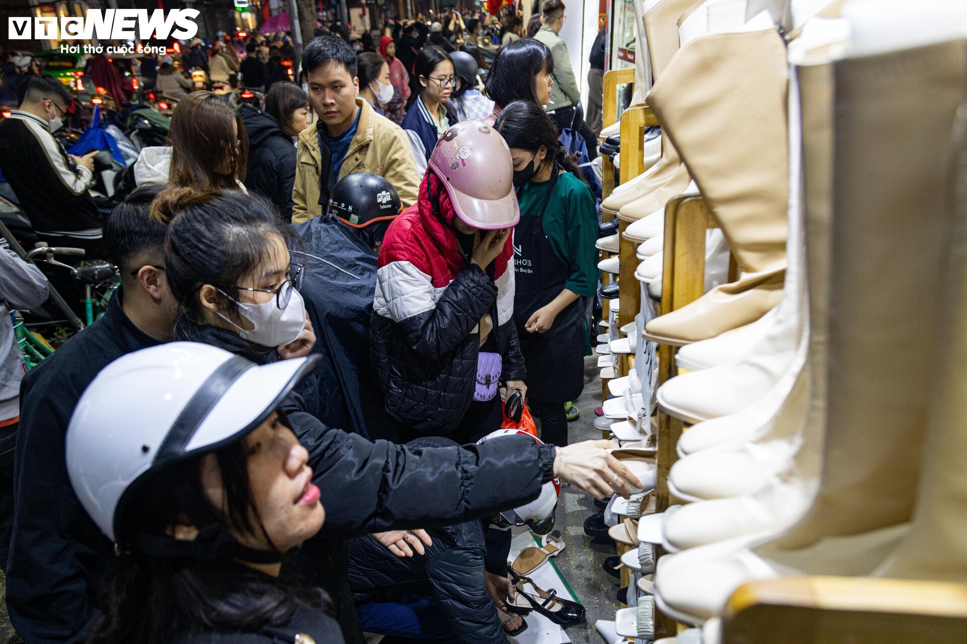 Thời trang ào ạt xả hàng nghỉ Tết, khách chen chân mua, nhiều cửa hàng 'vỡ trận' - Ảnh 6