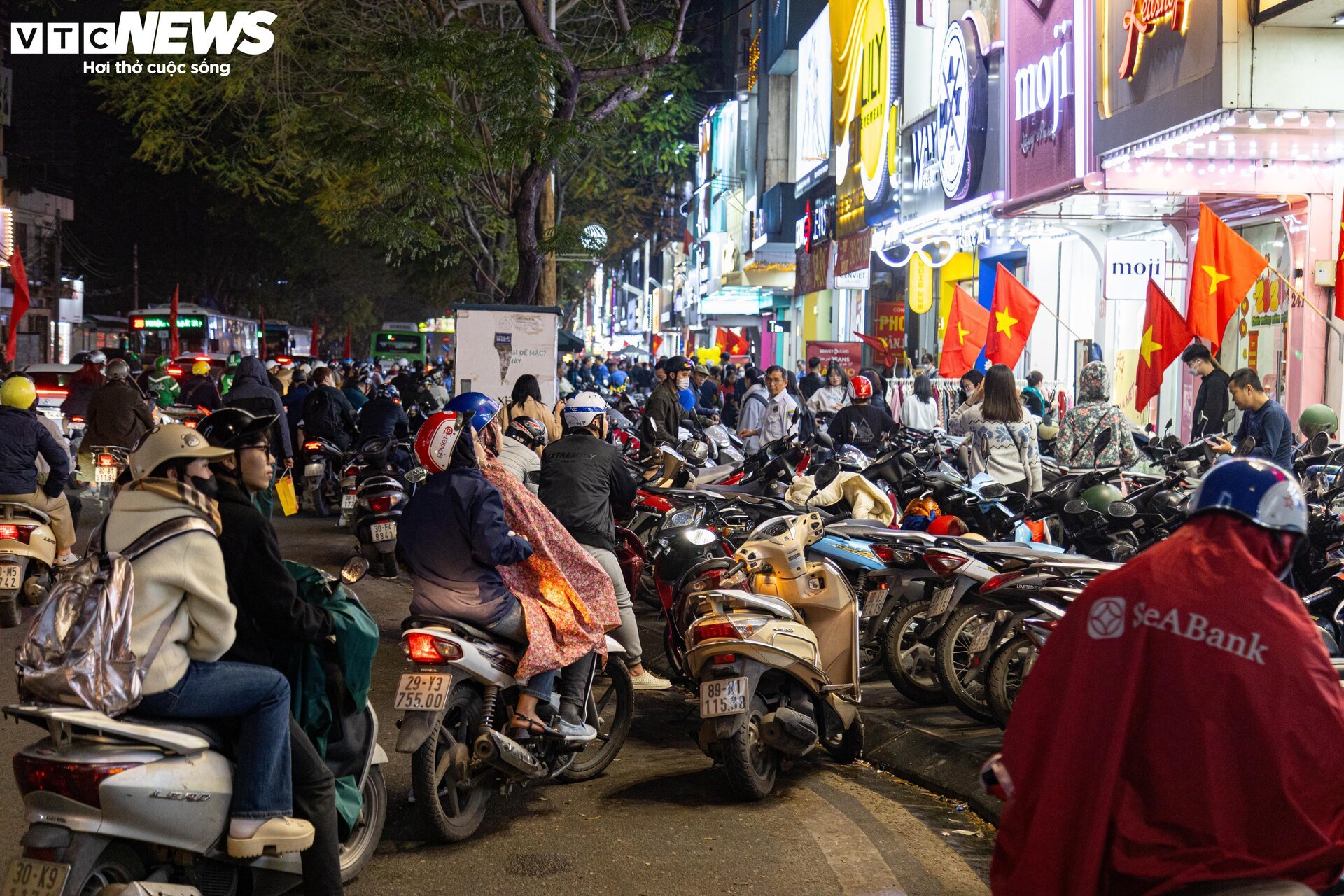 Thời trang ào ạt xả hàng nghỉ Tết, khách chen chân mua, nhiều cửa hàng 'vỡ trận' - Ảnh 3