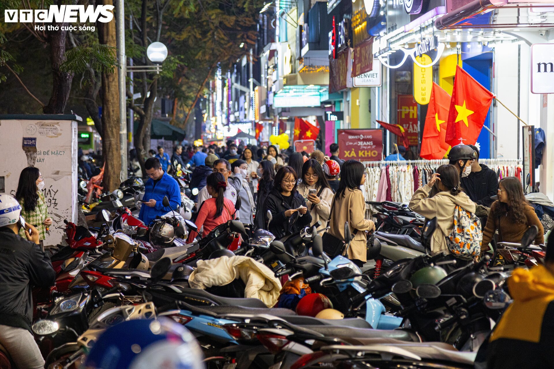 Thời trang ào ạt xả hàng nghỉ Tết, khách chen chân mua, nhiều cửa hàng 'vỡ trận' - Ảnh 1