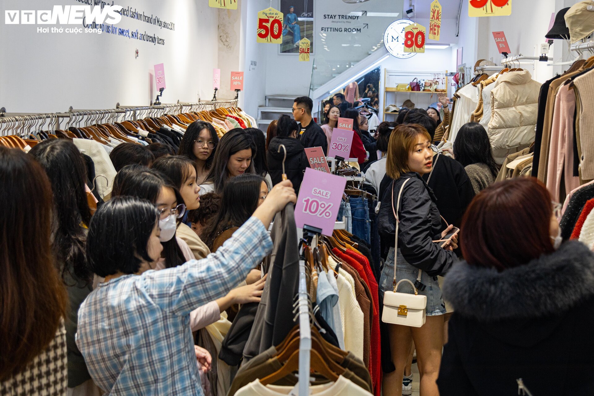 Thời trang ào ạt xả hàng nghỉ Tết, khách chen chân mua, nhiều cửa hàng 'vỡ trận' - Ảnh 2
