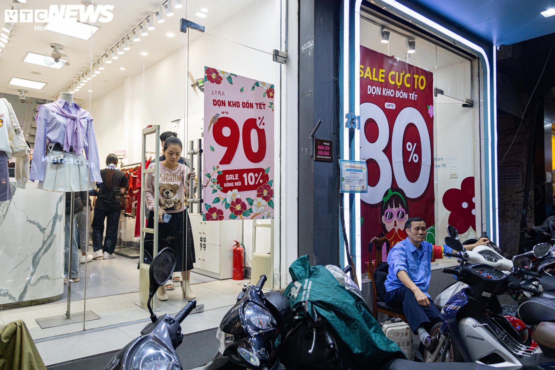 Thời trang ào ạt xả hàng nghỉ Tết, khách chen chân mua, nhiều cửa hàng 'vỡ trận' - Ảnh 16