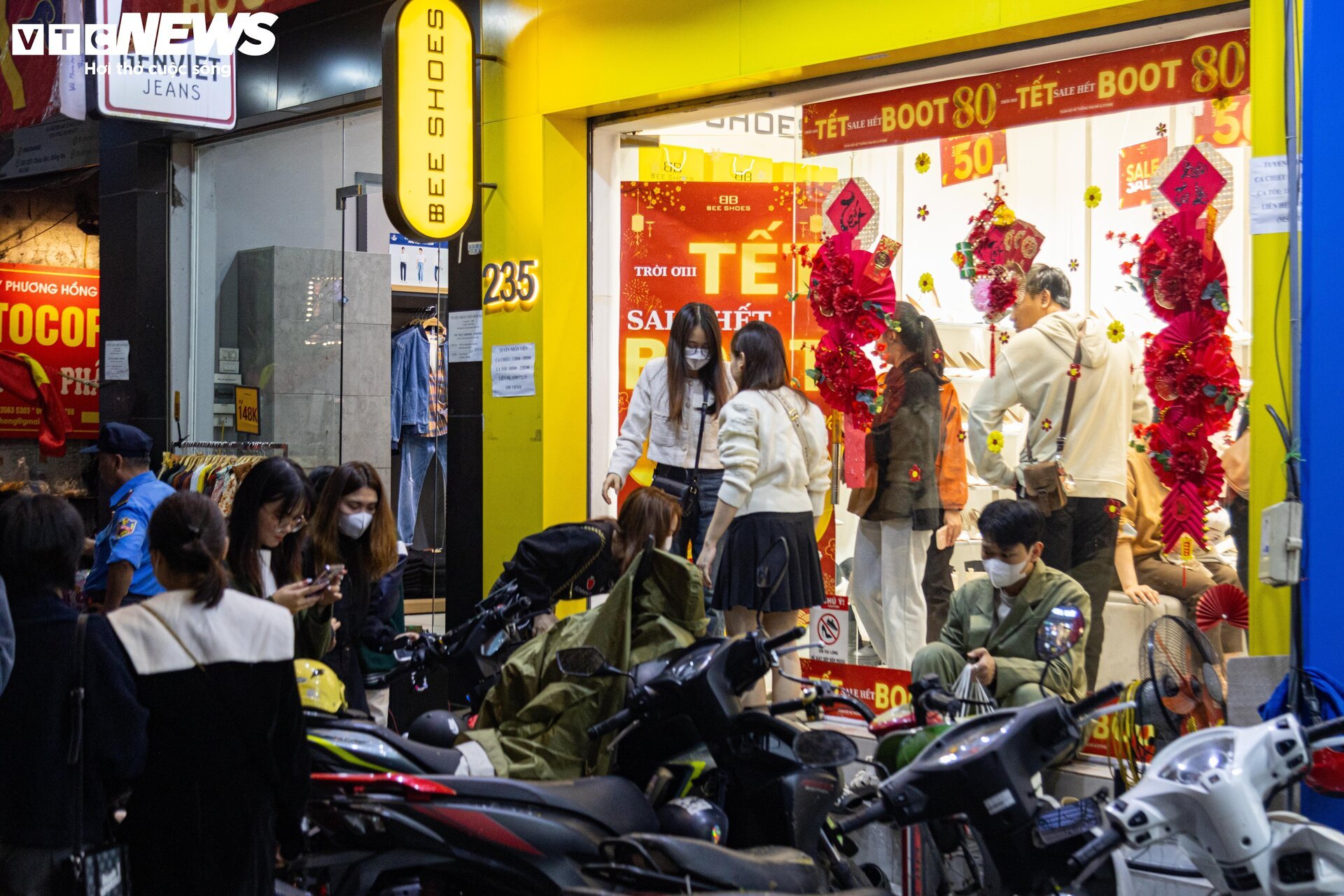 Thời trang ào ạt xả hàng nghỉ Tết, khách chen chân mua, nhiều cửa hàng 'vỡ trận' - Ảnh 17