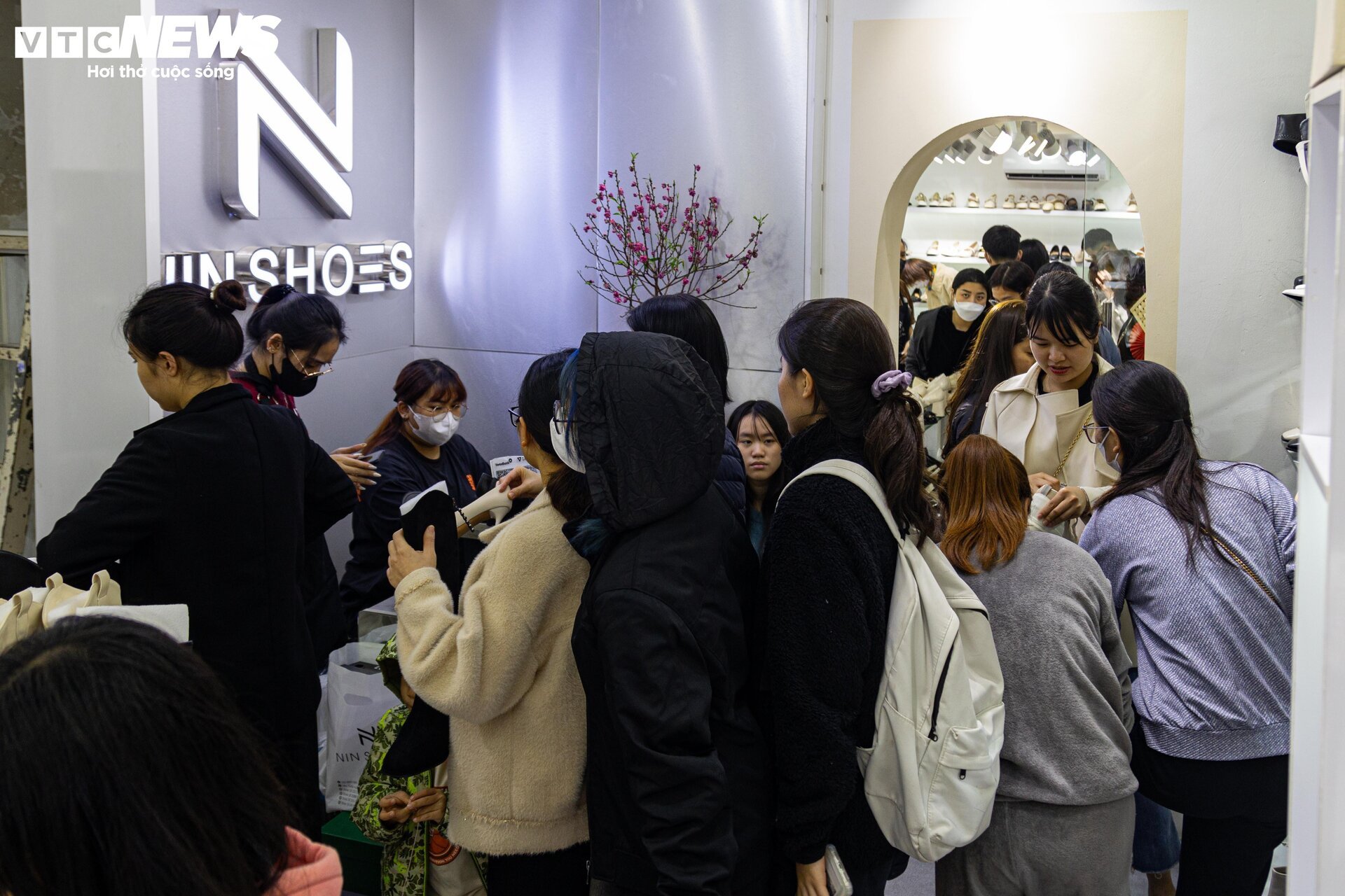 Thời trang ào ạt xả hàng nghỉ Tết, khách chen chân mua, nhiều cửa hàng 'vỡ trận' - Ảnh 13