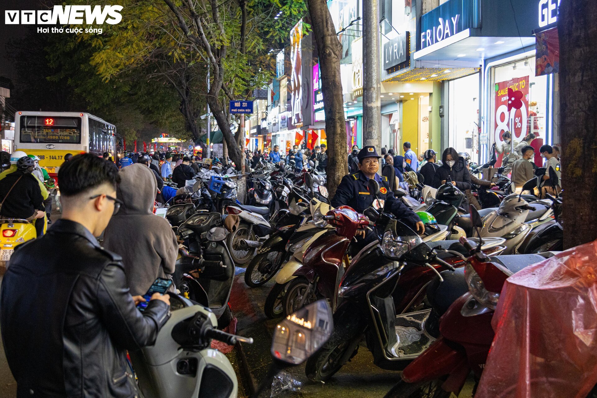 Thời trang ào ạt xả hàng nghỉ Tết, khách chen chân mua, nhiều cửa hàng 'vỡ trận' - Ảnh 4