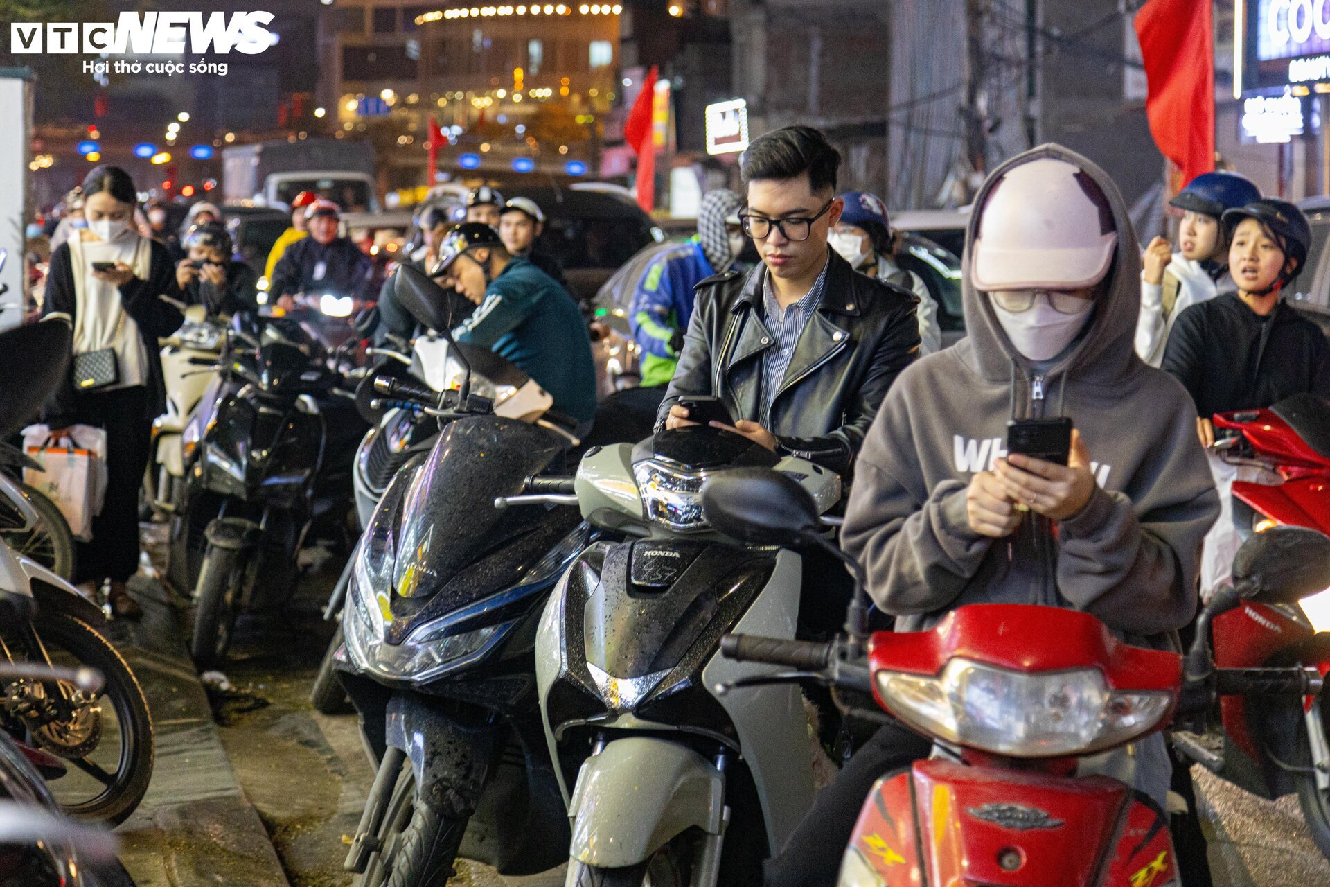 Thời trang ào ạt xả hàng nghỉ Tết, khách chen chân mua, nhiều cửa hàng 'vỡ trận' - Ảnh 14