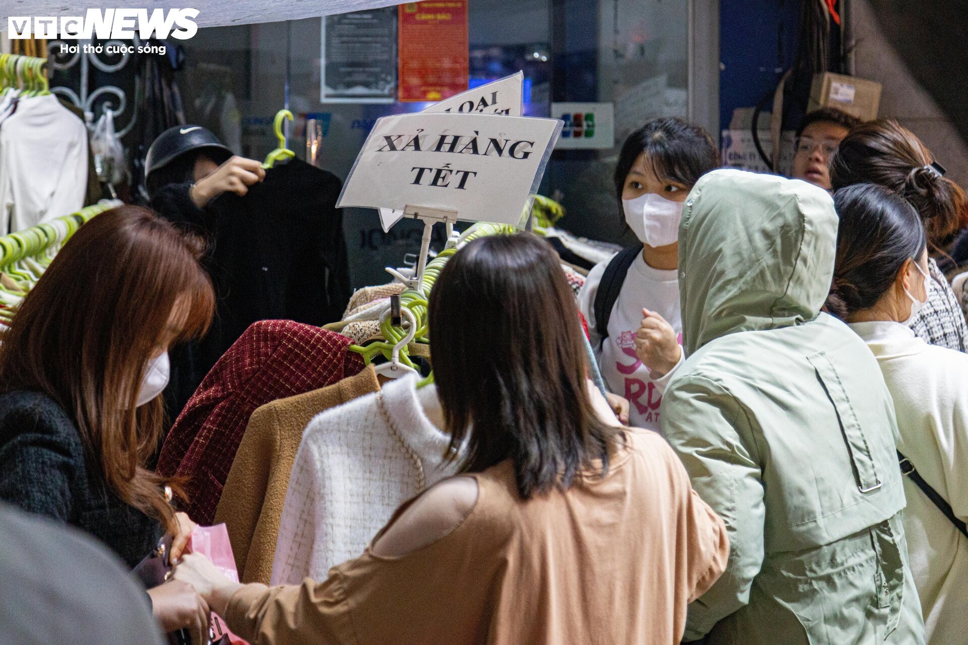 Thời trang ào ạt xả hàng nghỉ Tết, khách chen chân mua, nhiều cửa hàng 'vỡ trận' - Ảnh 10