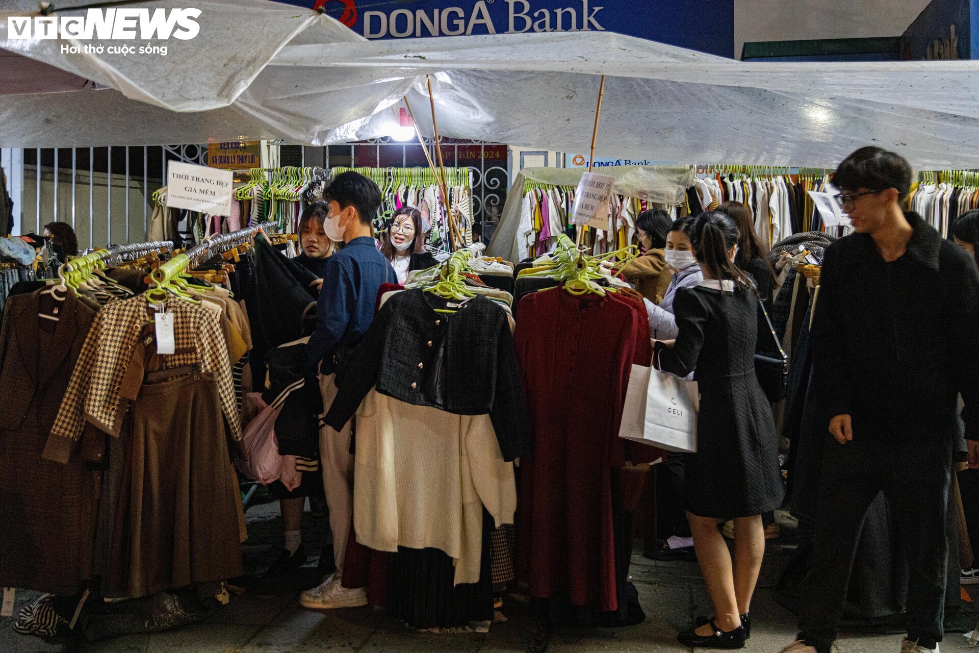 Thời trang ào ạt xả hàng nghỉ Tết, khách chen chân mua, nhiều cửa hàng 'vỡ trận' - Ảnh 9
