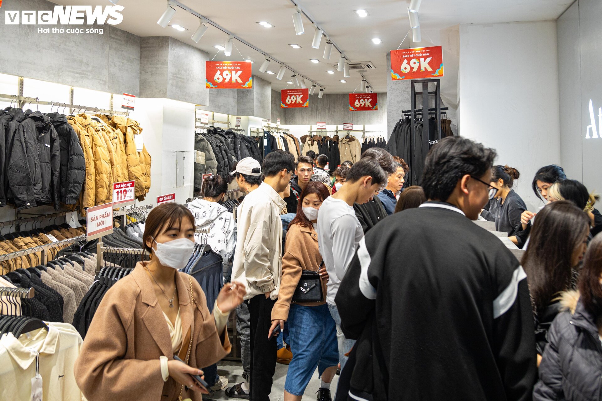 Thời trang ào ạt xả hàng nghỉ Tết, khách chen chân mua, nhiều cửa hàng 'vỡ trận' - Ảnh 11