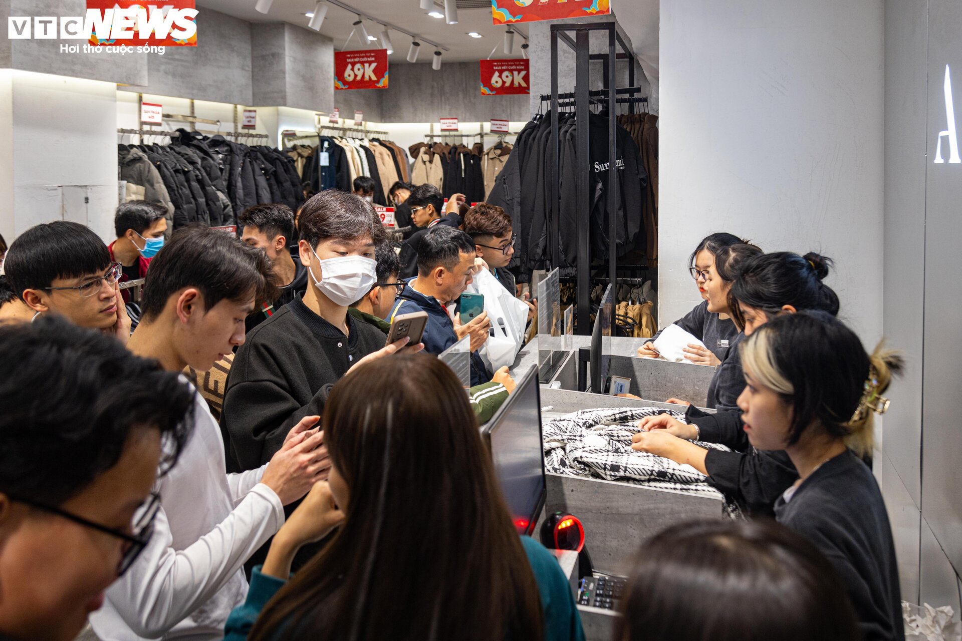 Thời trang ào ạt xả hàng nghỉ Tết, khách chen chân mua, nhiều cửa hàng 'vỡ trận' - Ảnh 12