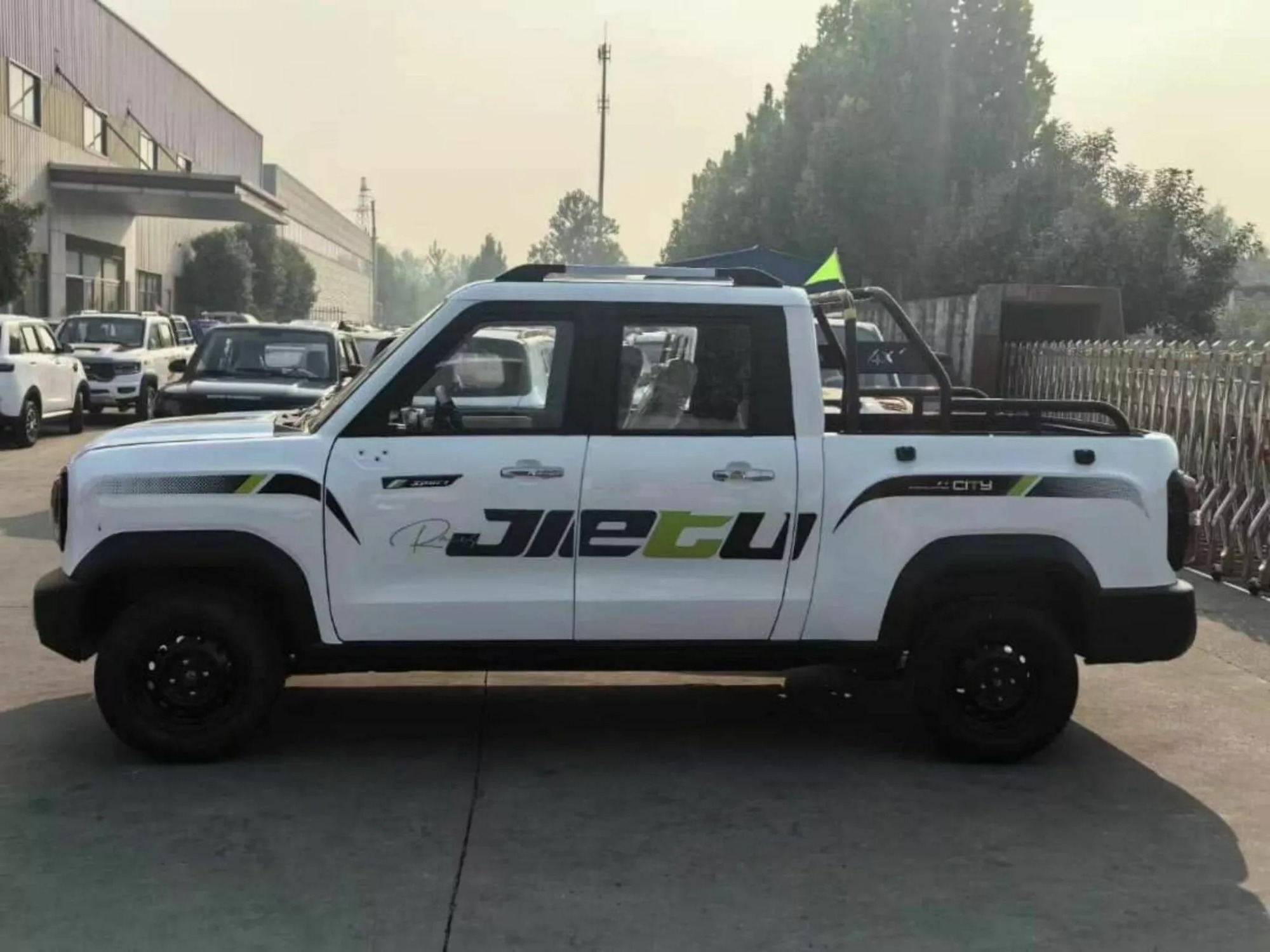 Hãng xe ‘trùm' đạo nhái là đây: Lấy thiết kế mọi bên từ Porsche, Land Rover, Mercedes, đến tên gọi cũng dễ gây nhầm lẫn - Ảnh 19