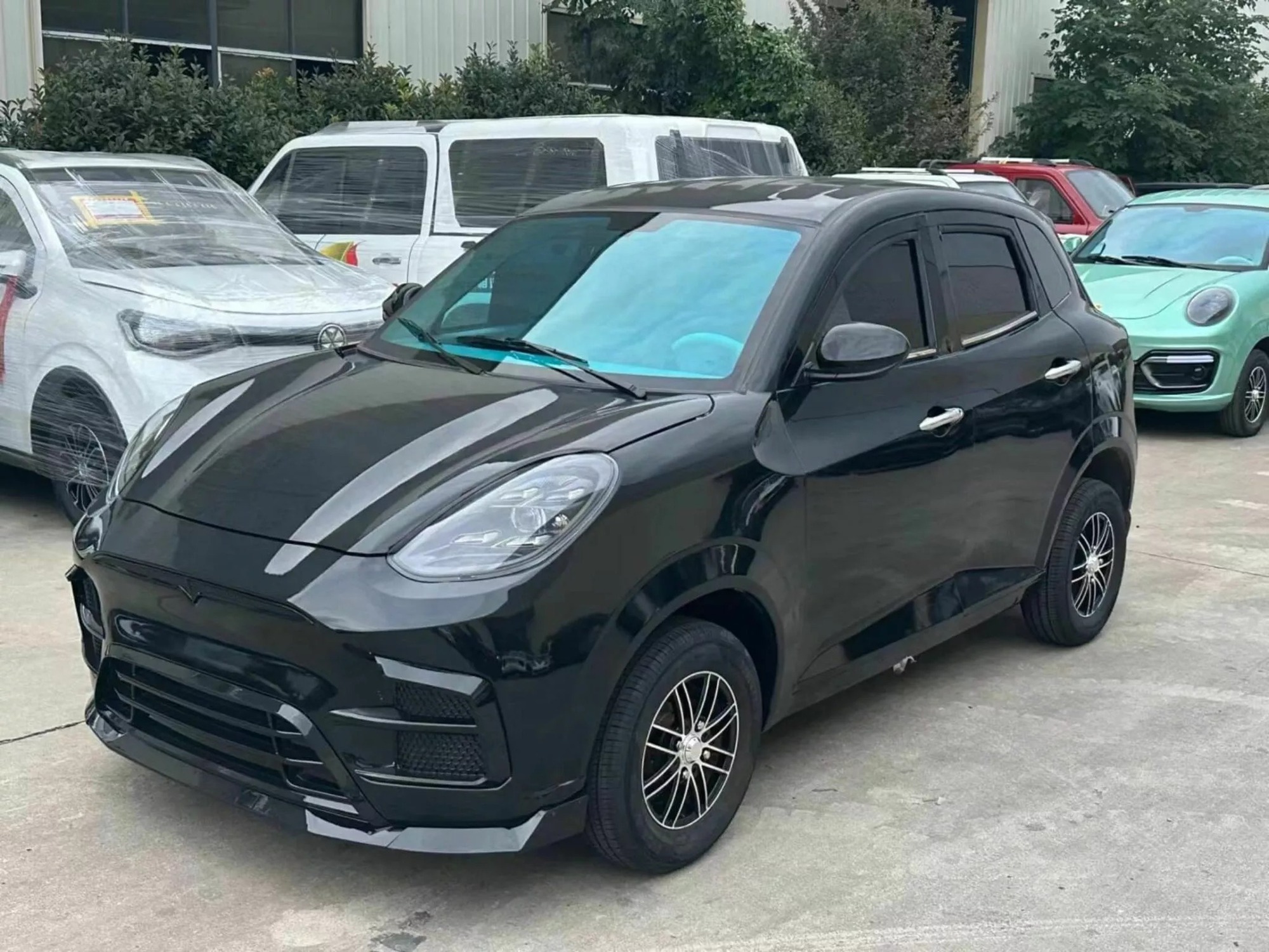 Hãng xe ‘trùm' đạo nhái là đây: Lấy thiết kế mọi bên từ Porsche, Land Rover, Mercedes, đến tên gọi cũng dễ gây nhầm lẫn - Ảnh 3