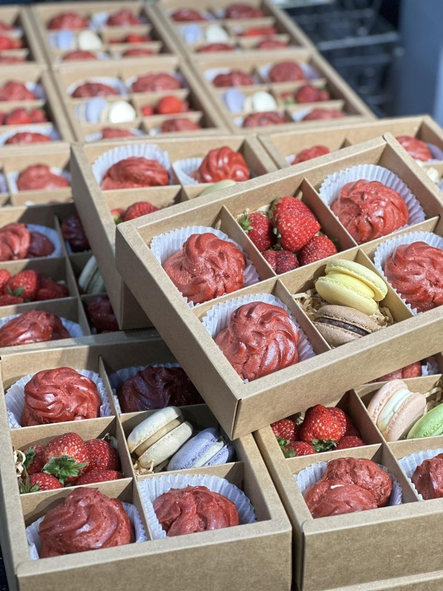 Bánh ngọt, socola, hoa hồng Valentine: Mẫu mã bắt mắt, giá từ vài trăm đến cả chục triệu đồng - Ảnh 3