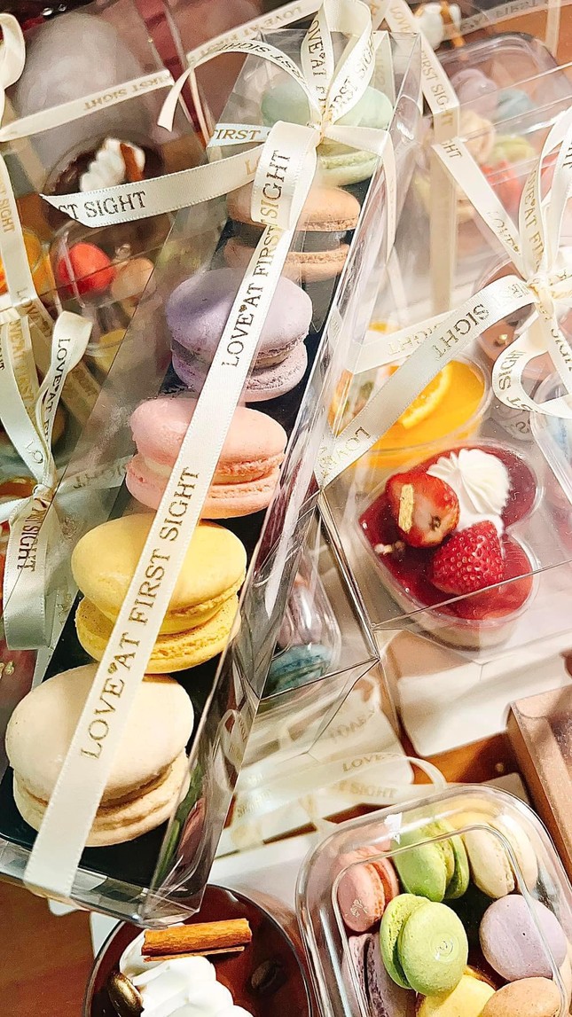 Bánh ngọt, socola, hoa hồng Valentine: Mẫu mã bắt mắt, giá từ vài trăm đến cả chục triệu đồng - Ảnh 2