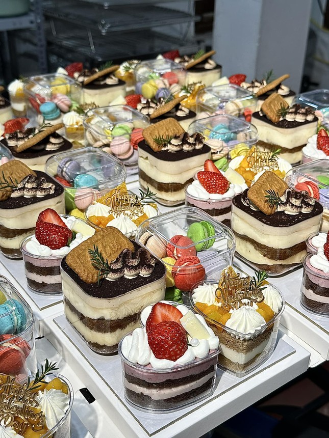 Bánh ngọt, socola, hoa hồng Valentine: Mẫu mã bắt mắt, giá từ vài trăm đến cả chục triệu đồng - Ảnh 1