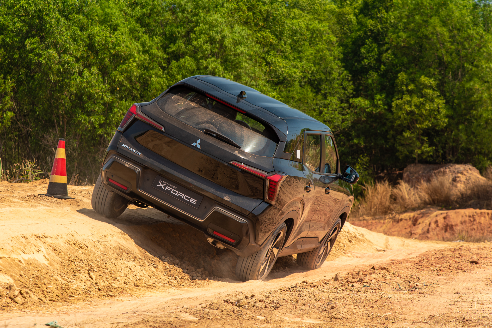 Mitsubishi Xforce chốt giá mới từ 599 triệu đồng: Rẻ nhất phân khúc, phả hơi nóng lên Seltos, HR-V - Ảnh 13