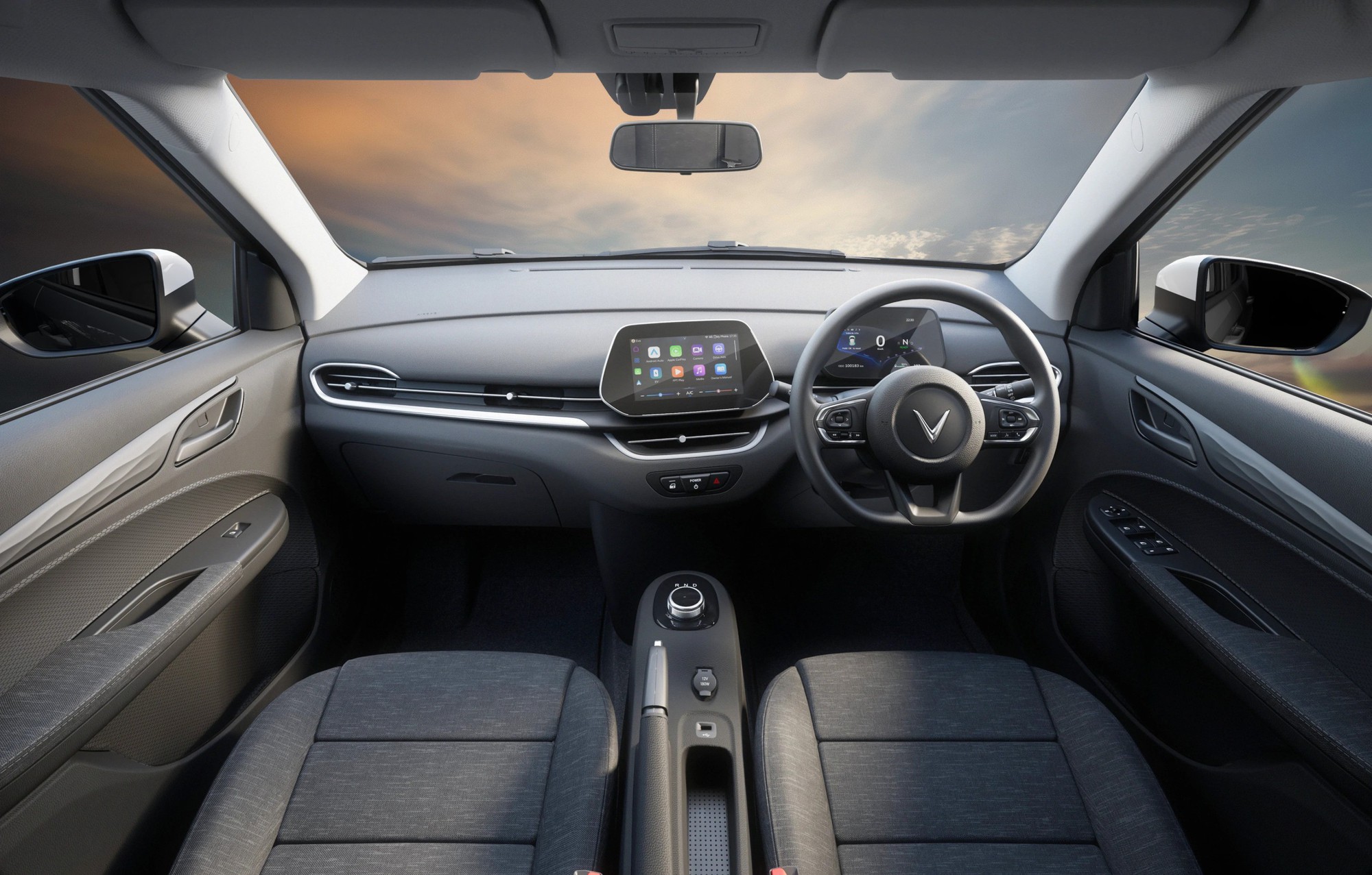 Loạt xe VinFast tay lái nghịch ra mắt: Thiết kế VF 5, VF e34 khác lạ, có trang bị hơn xe ở Việt Nam - Ảnh 6