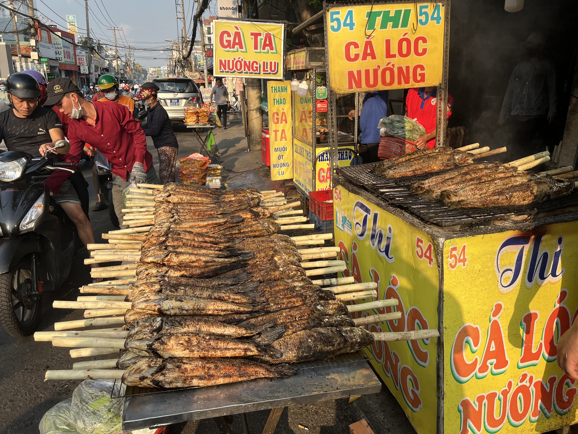 Xóm cá lóc nướng ở TP HCM đông nghẹt người trong ngày vía Thần Tài - Ảnh 3