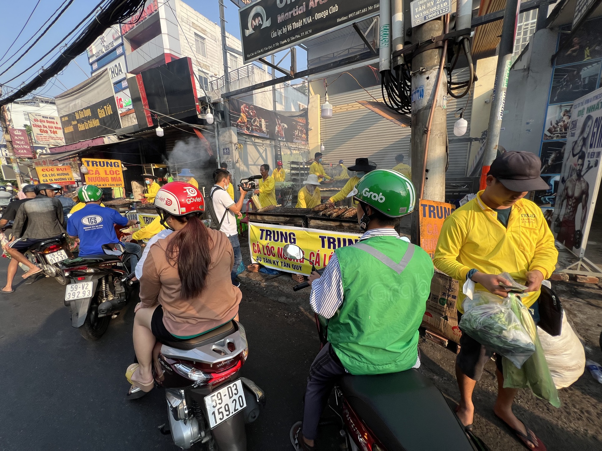 Xóm cá lóc nướng ở TP HCM đông nghẹt người trong ngày vía Thần Tài - Ảnh 4