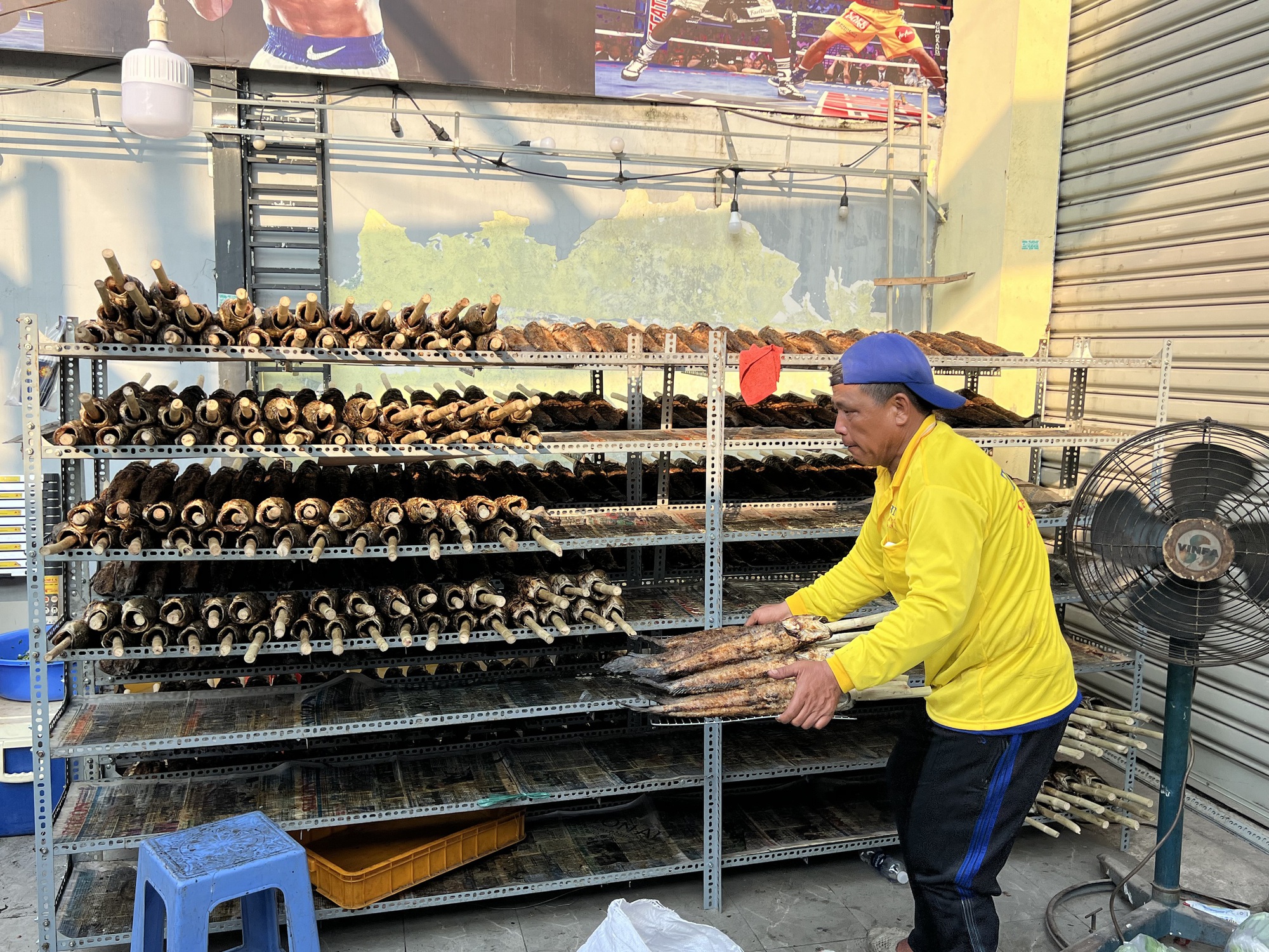 Xóm cá lóc nướng ở TP HCM đông nghẹt người trong ngày vía Thần Tài - Ảnh 6