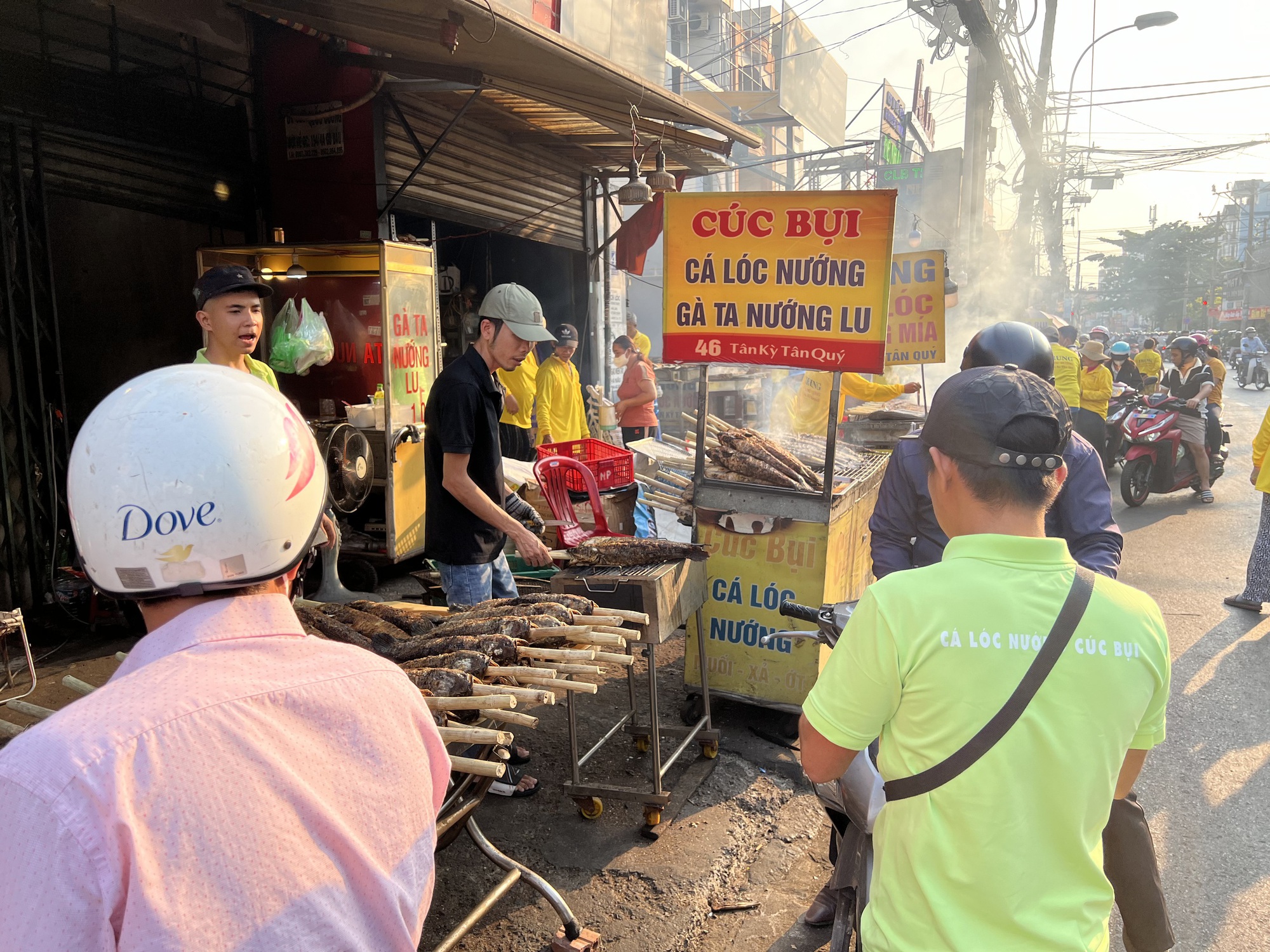 Xóm cá lóc nướng ở TP HCM đông nghẹt người trong ngày vía Thần Tài - Ảnh 5